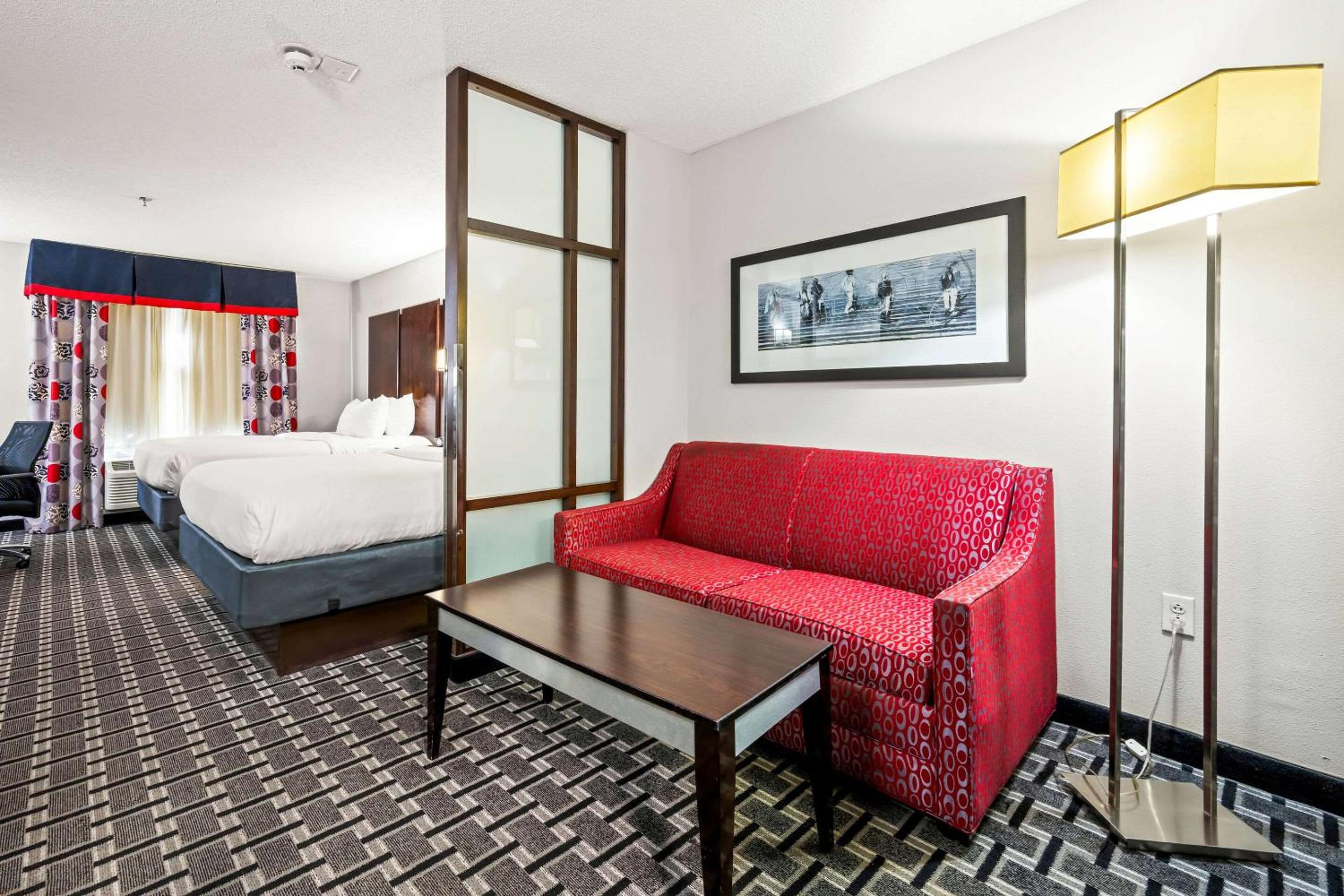 Suite with One King Bed and Two Queen Beds - Photo 3