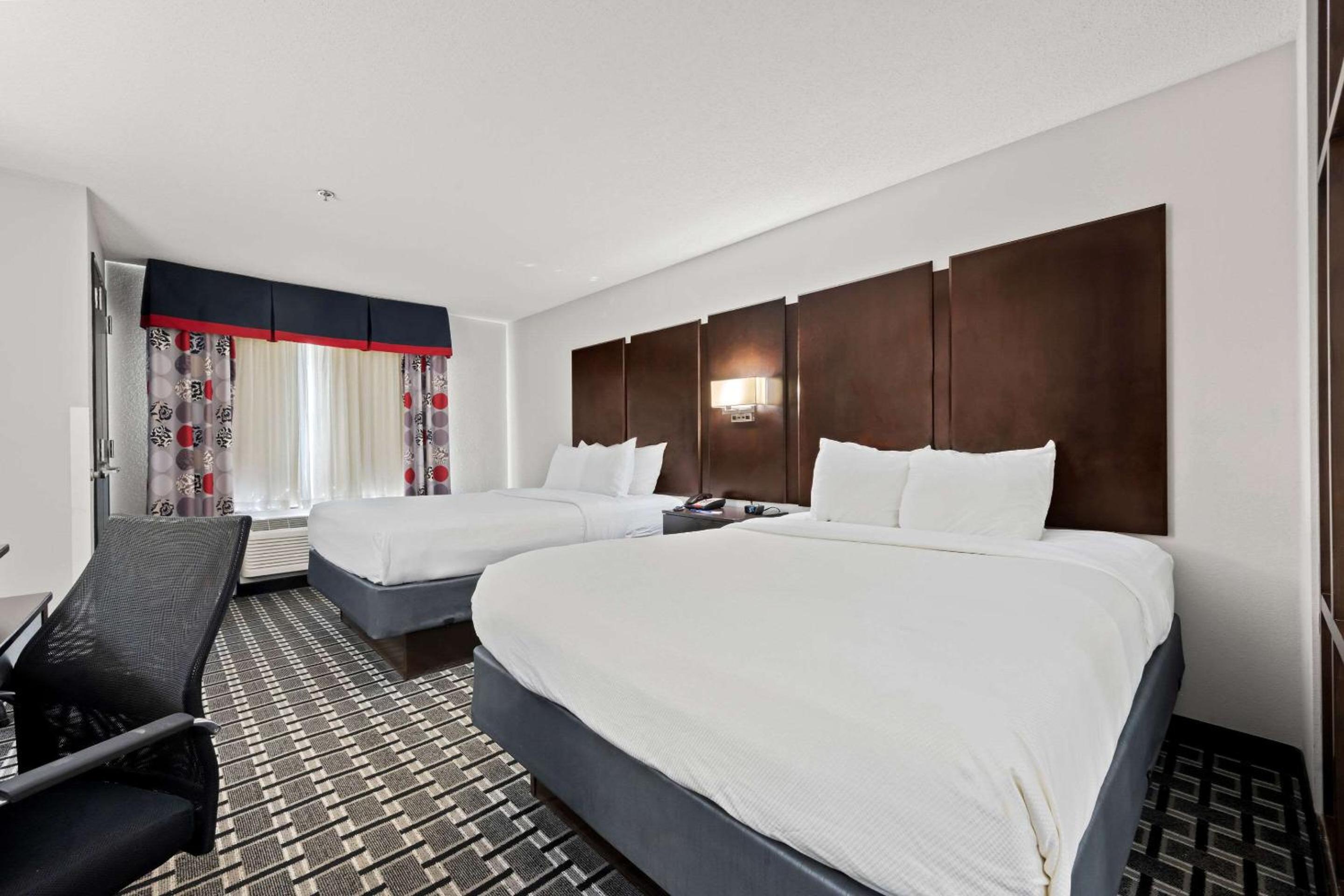 Queen Suite with Two Queen Beds - Photo 2