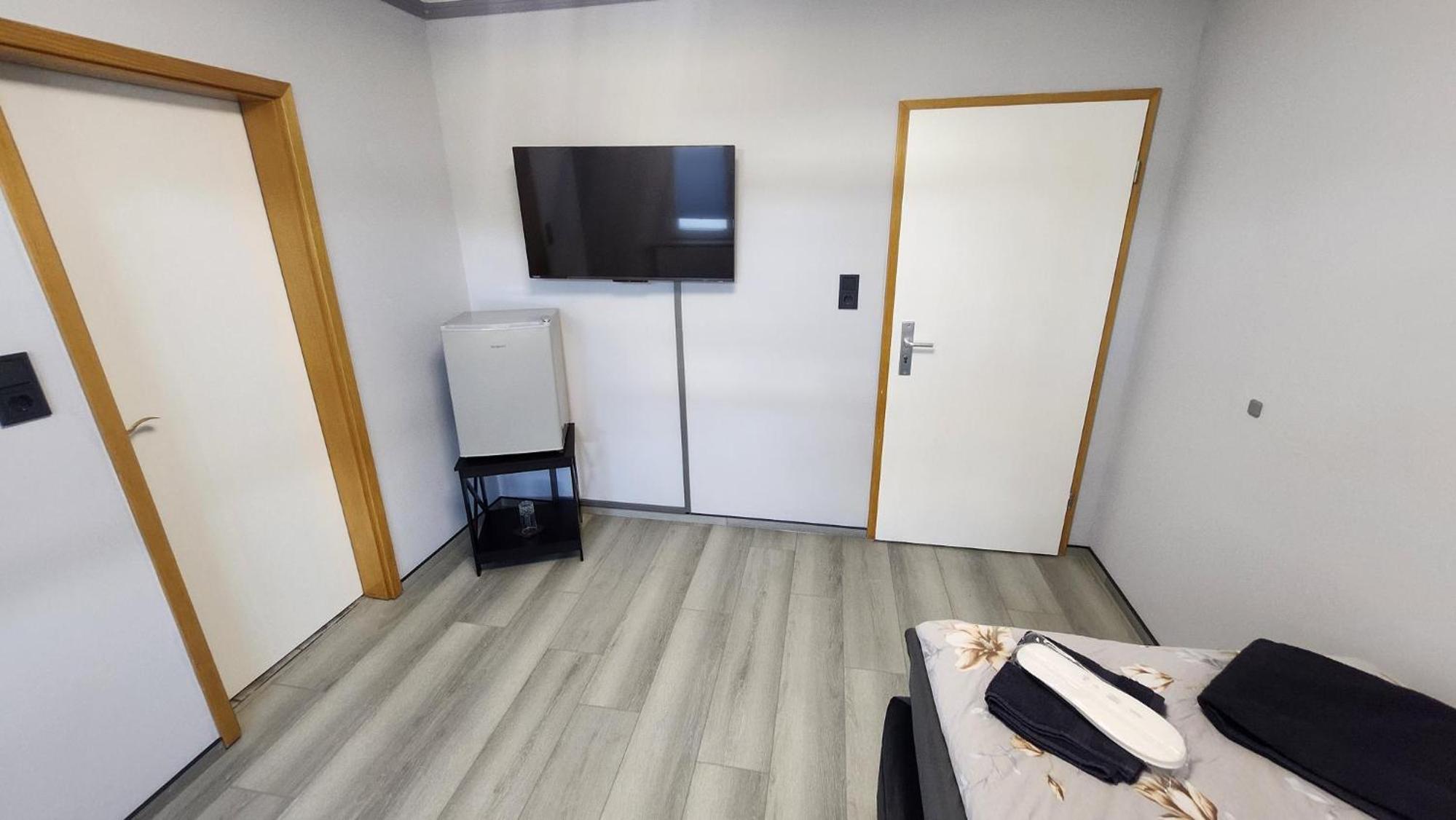 Single Room with Private Bathroom photo 1