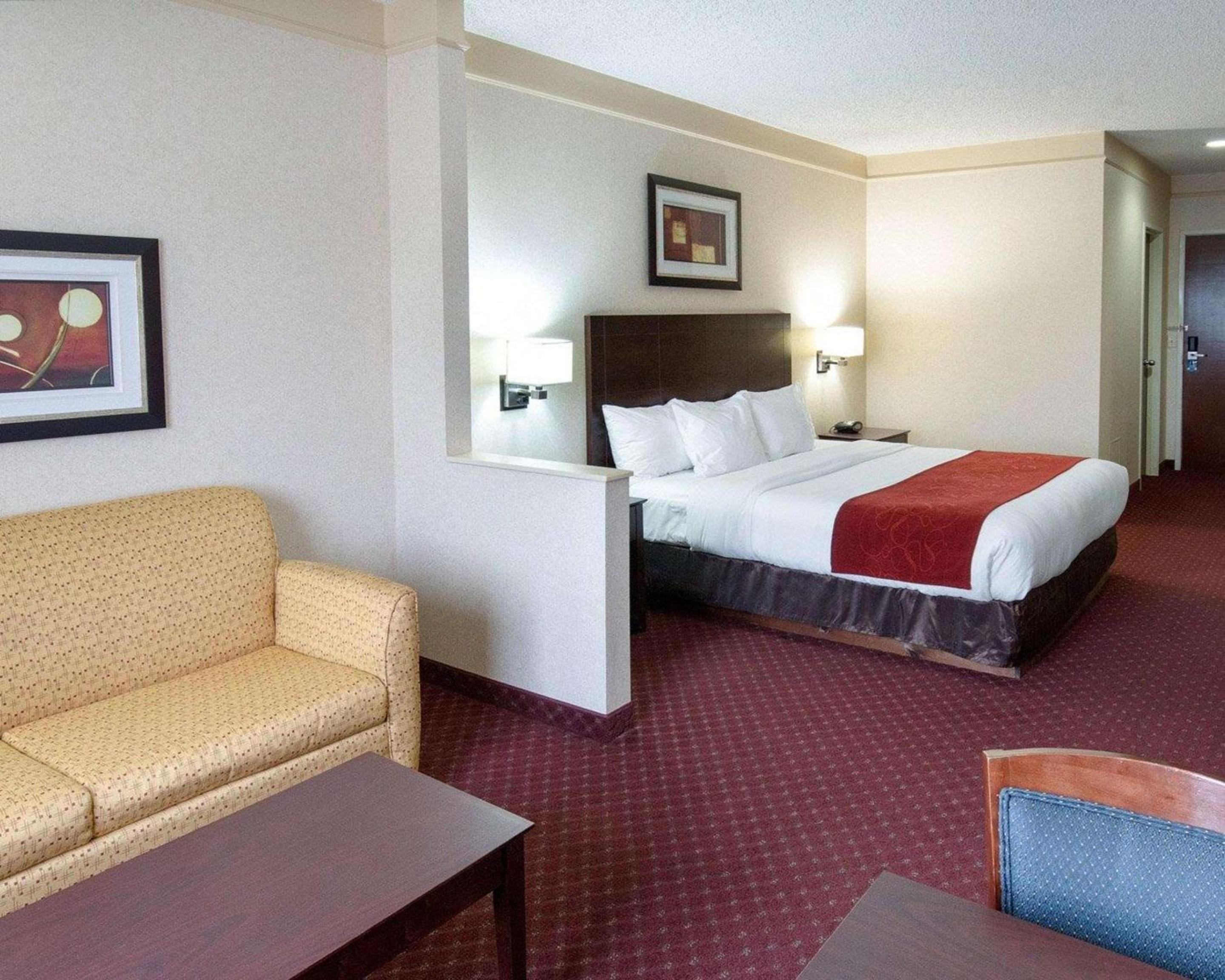 King Suite - Non-Smoking - Photo 4