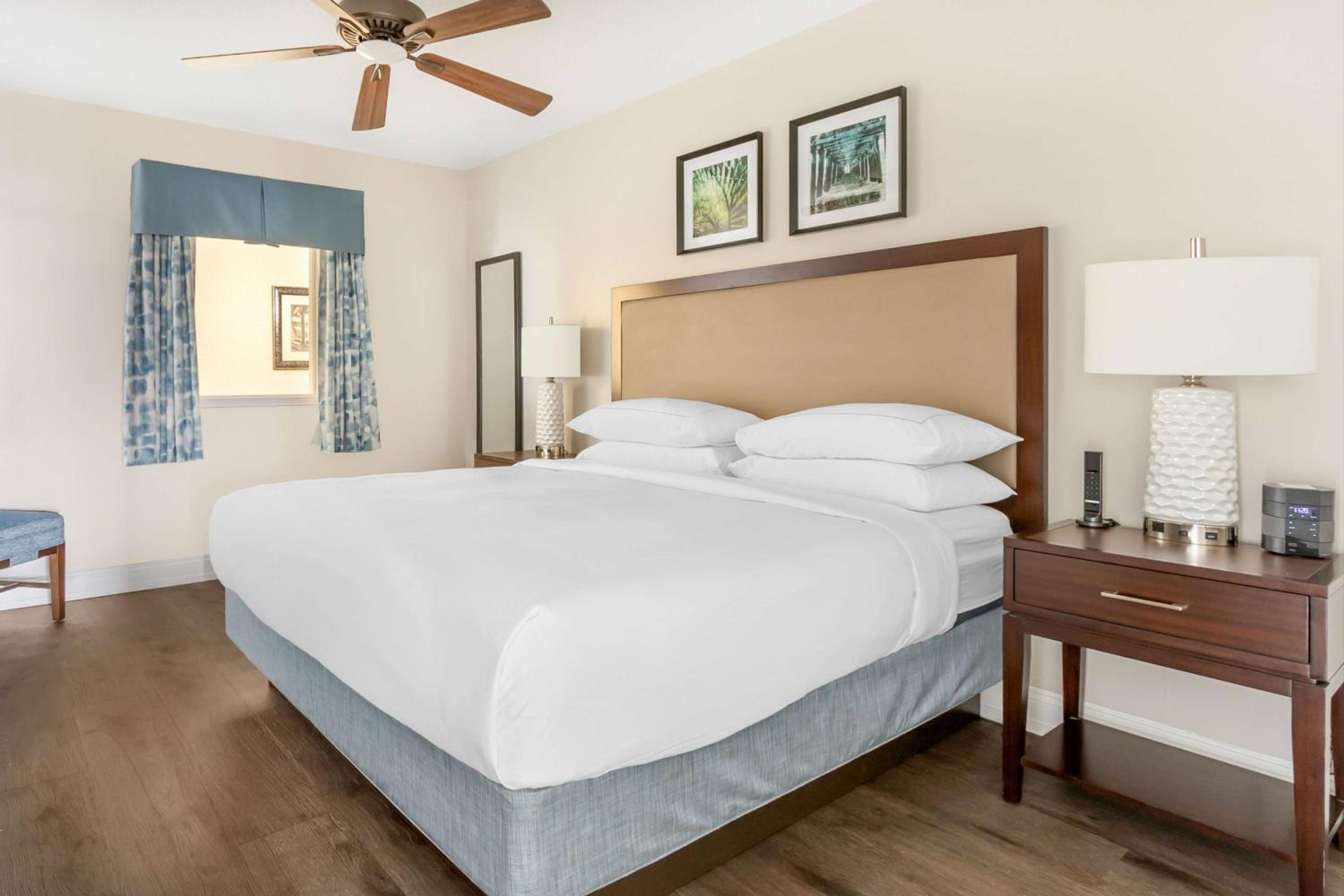 One-Bedroom King Suite with Roll-In Shower and Ocean Front - Hearing Accessible - Photo 5
