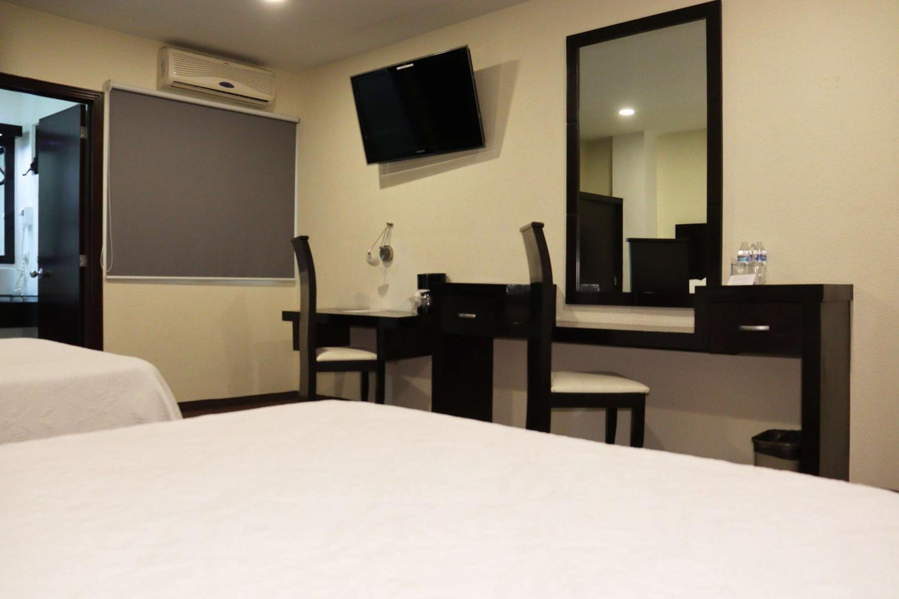 Double Room with Two Double Beds - Non-Smoking - Photo 2