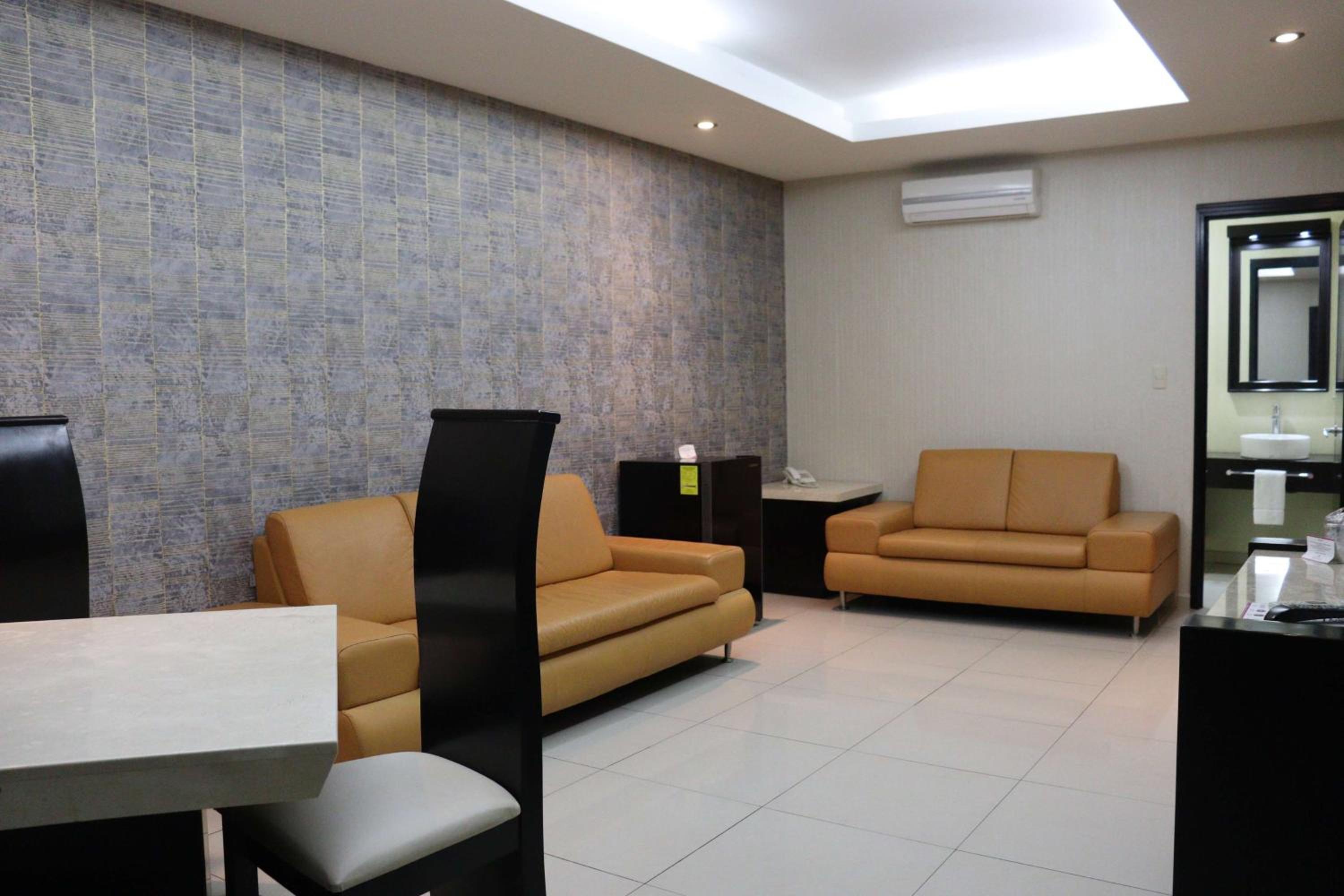 Junior King Suite - Non-Smoking - Photo 1