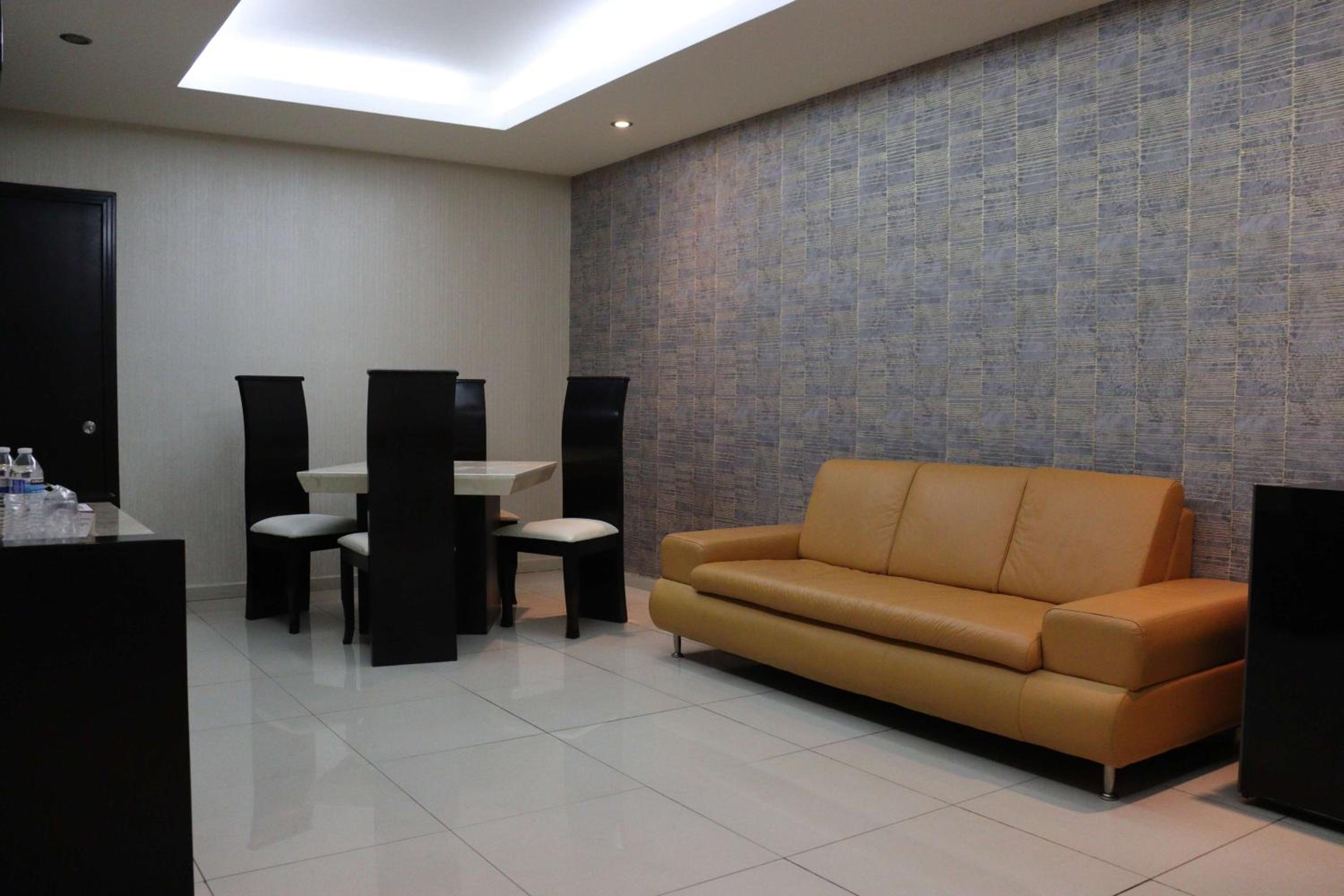 Junior King Suite - Non-Smoking - Photo 2