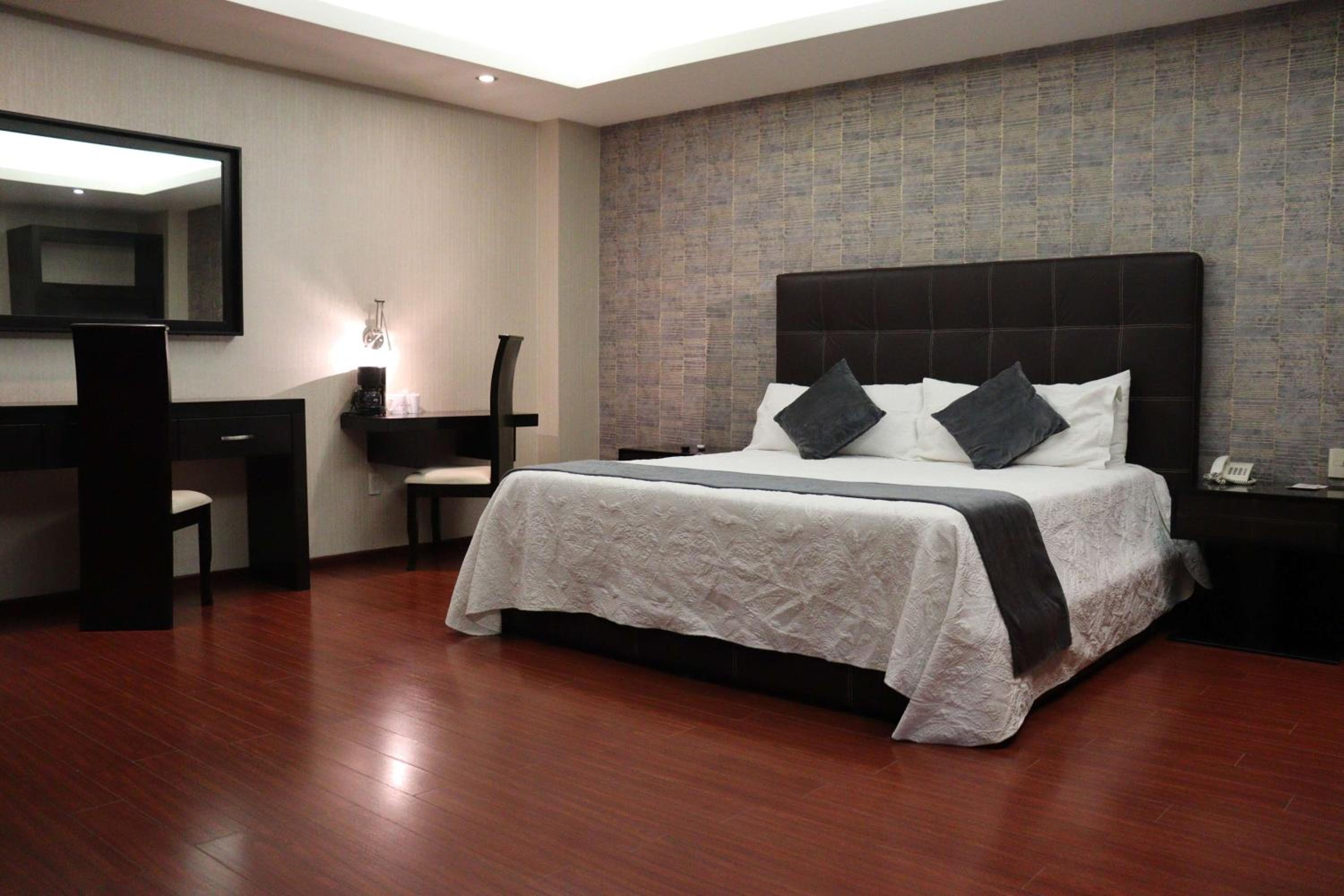 Junior King Suite - Non-Smoking - Photo 3