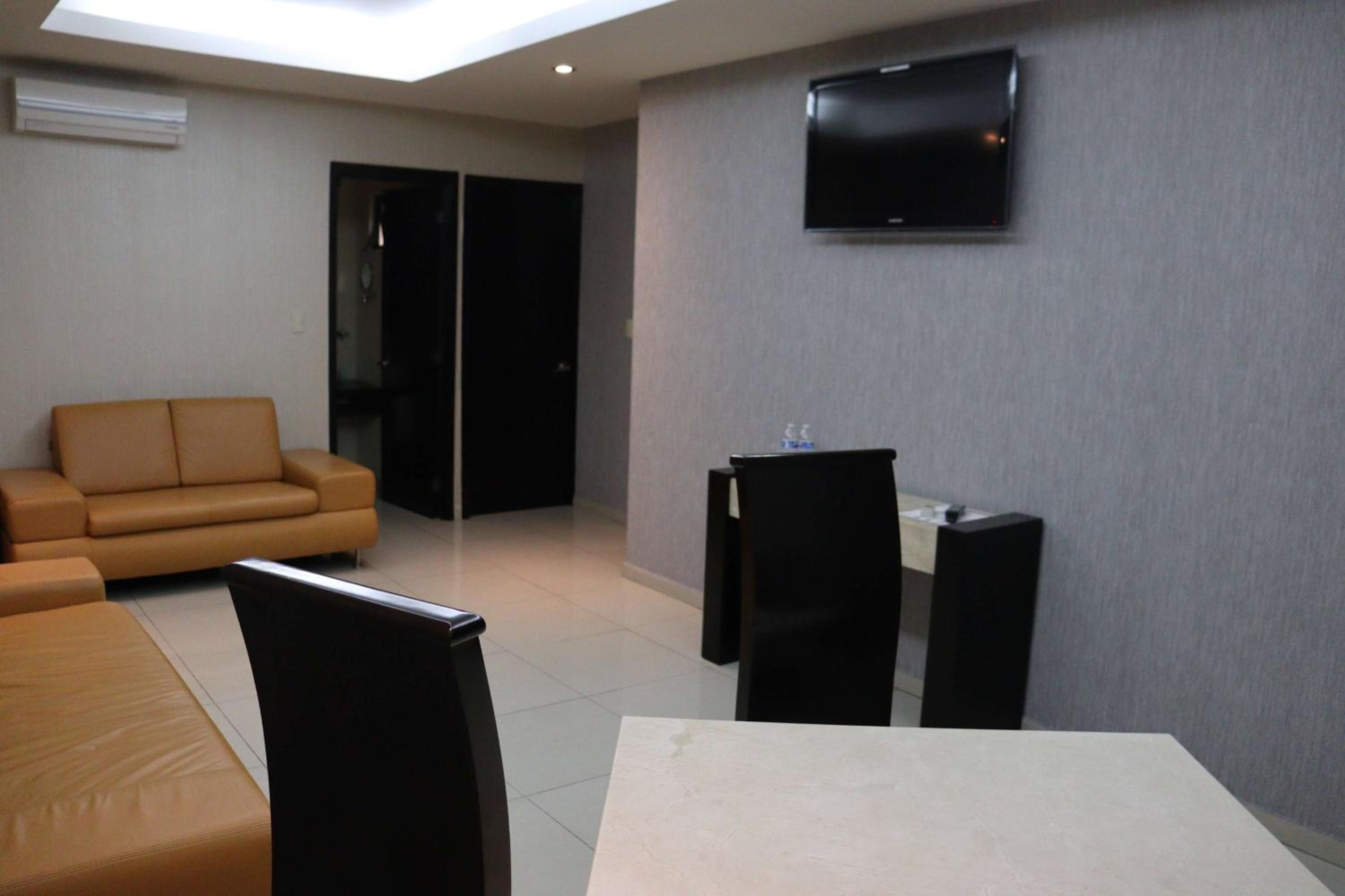 Junior King Suite - Non-Smoking - Photo 6