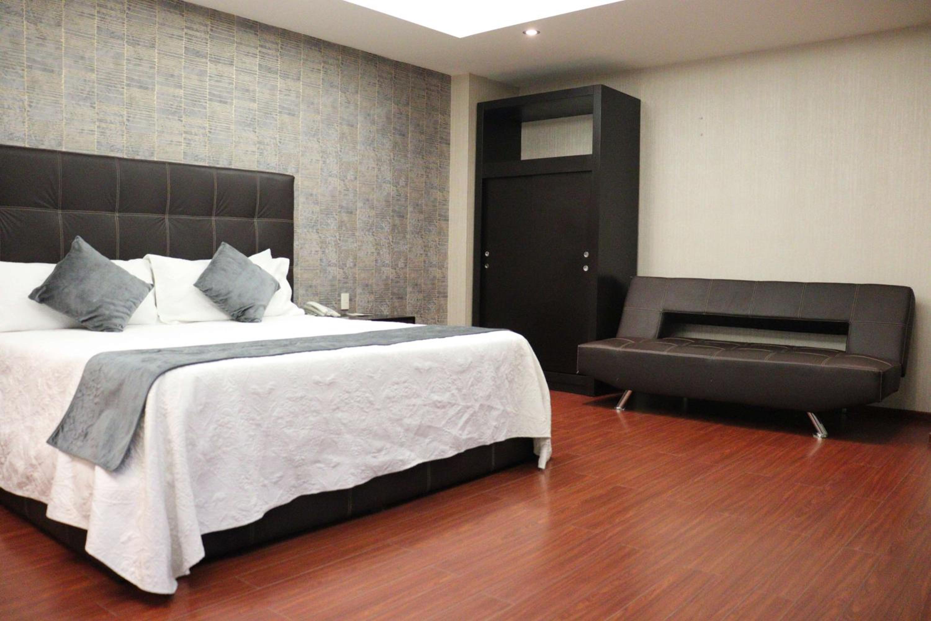 Junior King Suite - Non-Smoking - Photo 4