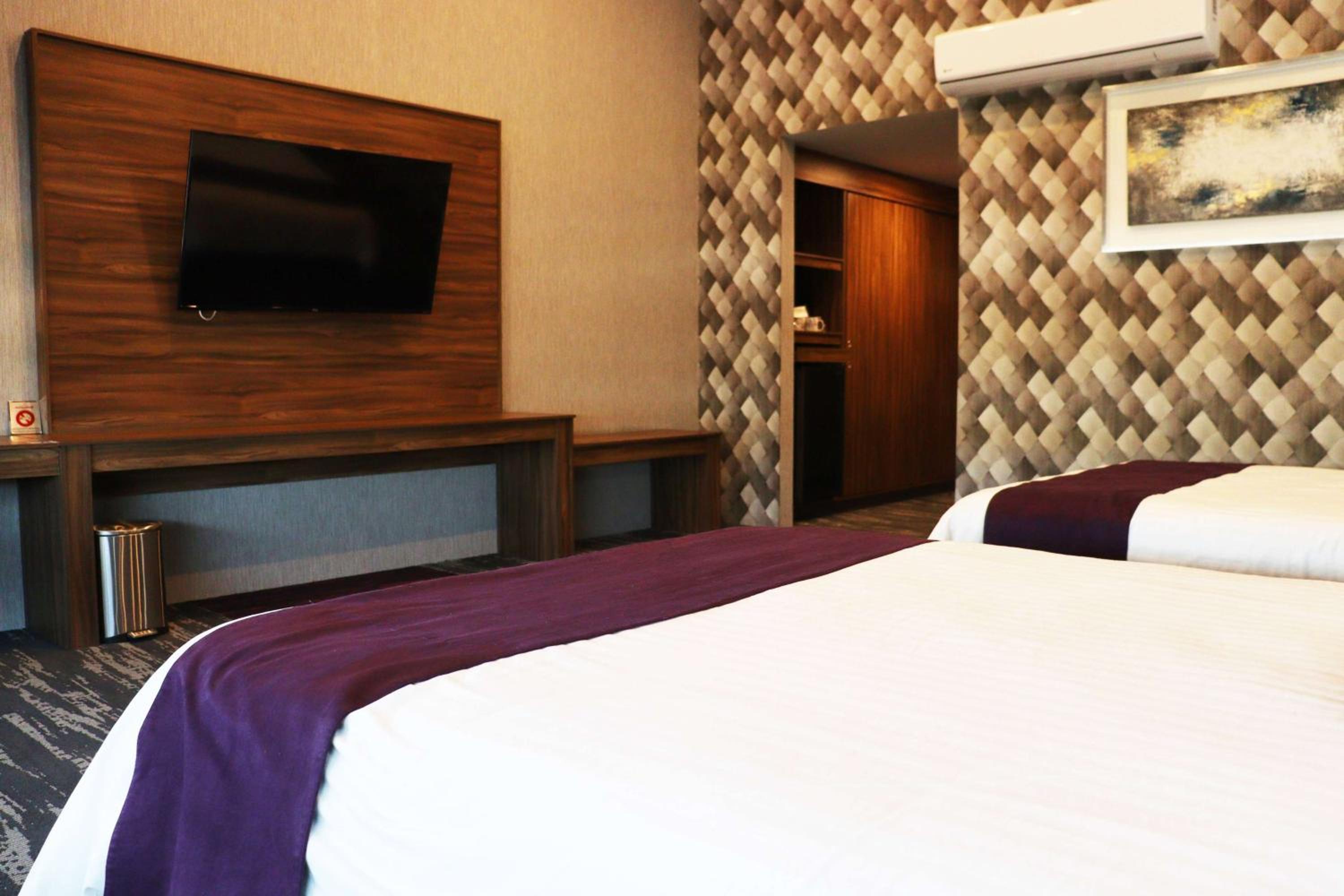 2 Double Beds, Master Suite, Non-Smoking - Photo 2