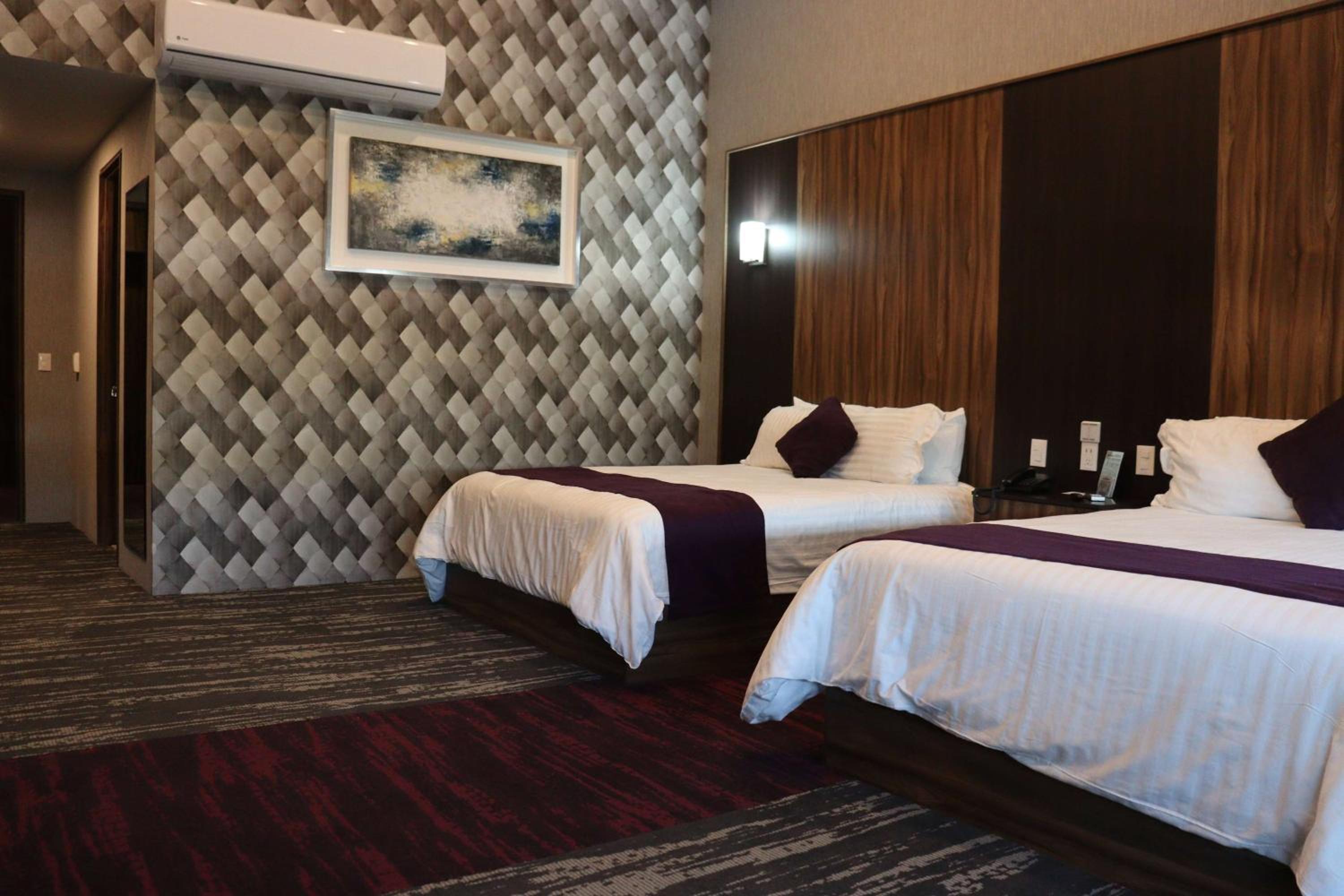 2 Double Beds, Master Suite, Non-Smoking - Photo 3