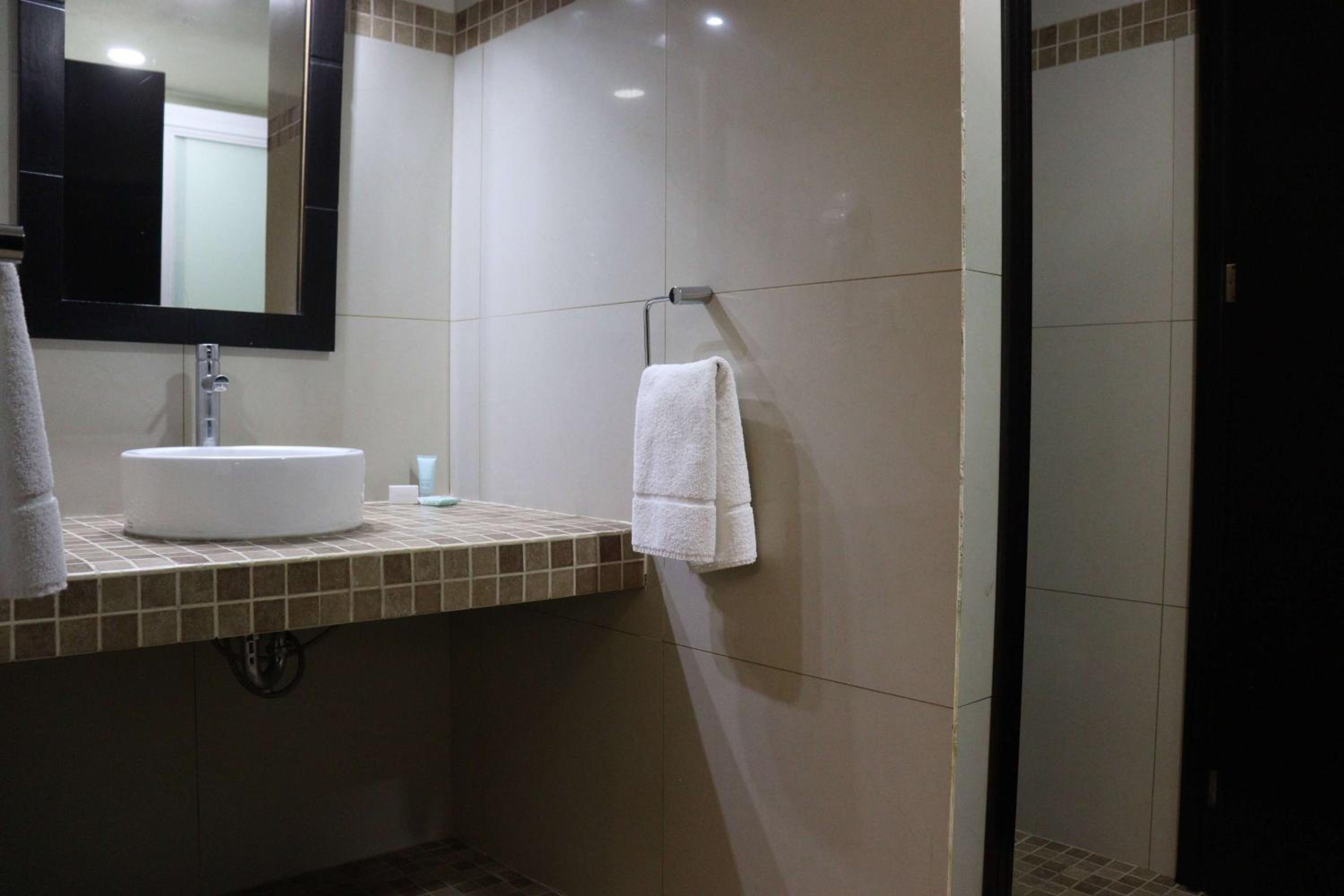 Junior King Suite - Non-Smoking - Photo 9