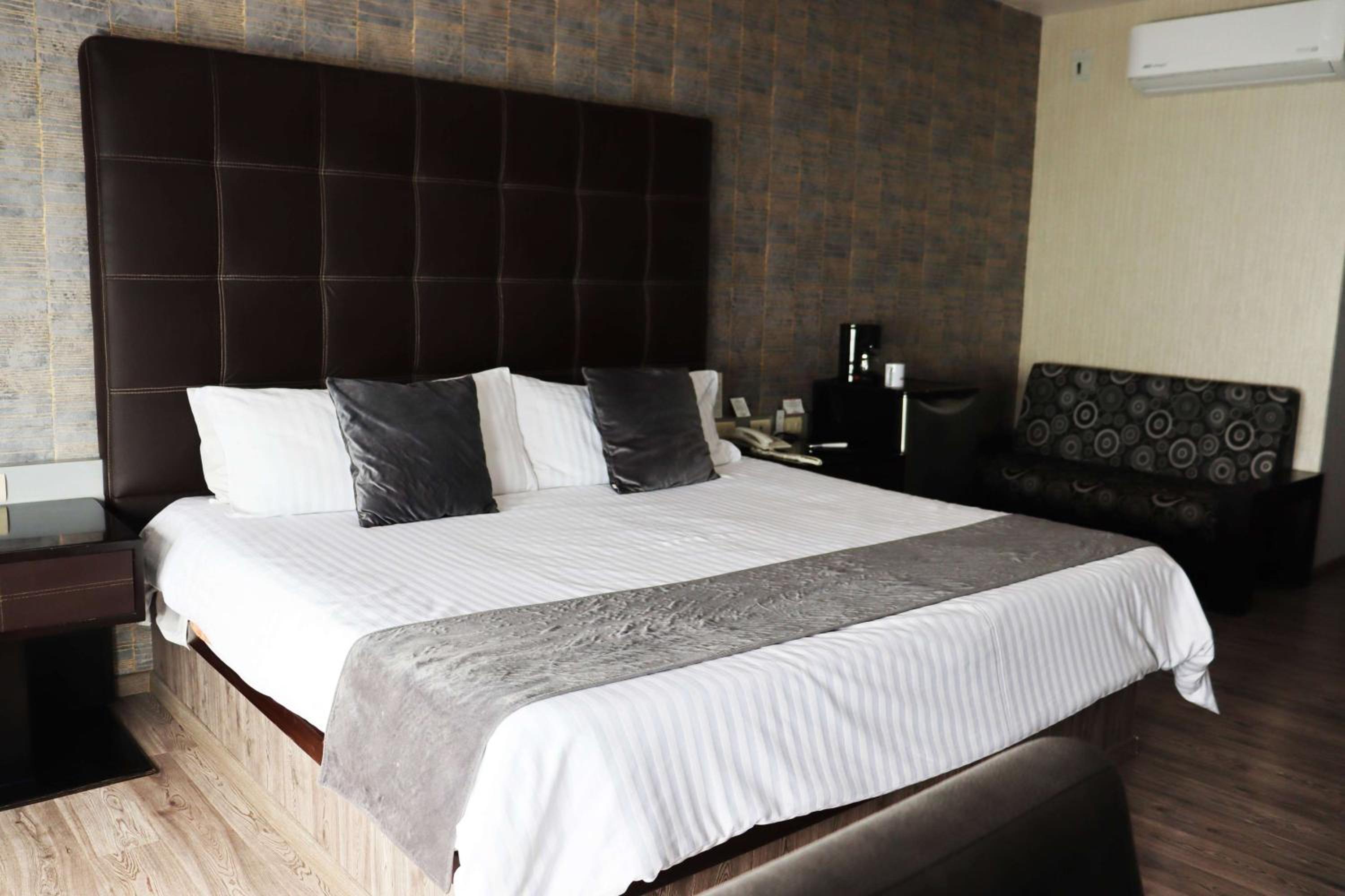 1 King Bed, Mobility Accessible Suite, Roll-In Shower,, Non-Smoking - Photo 1
