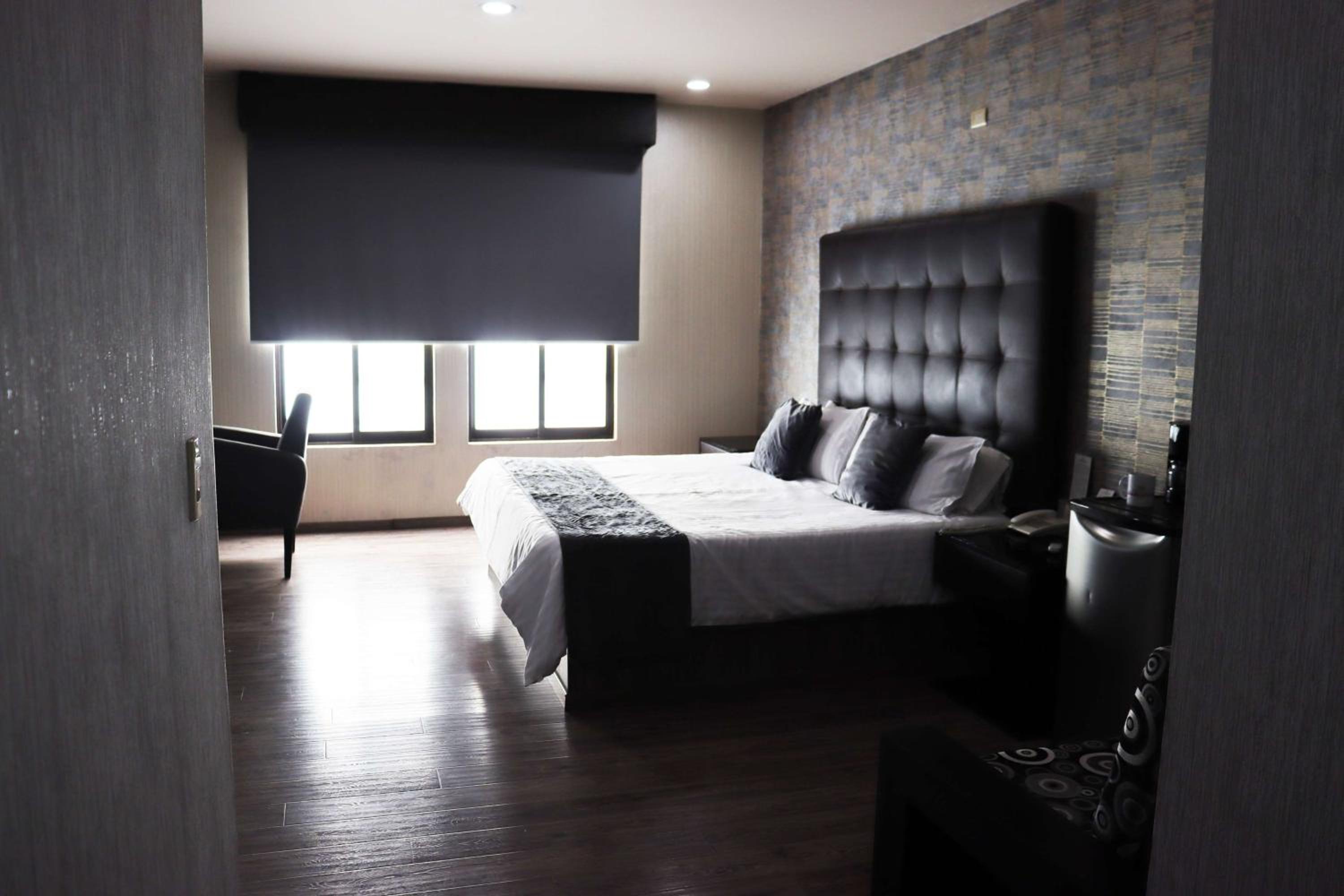1 King Bed, Mobility Accessible Suite, Roll-In Shower,, Non-Smoking - Photo 3