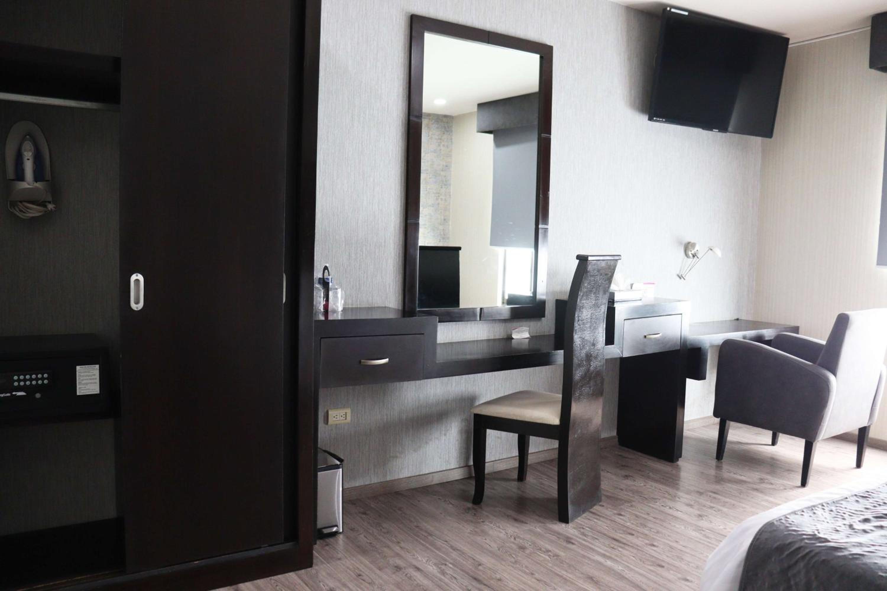 1 King Bed, Mobility Accessible Suite, Roll-In Shower,, Non-Smoking - Photo 2