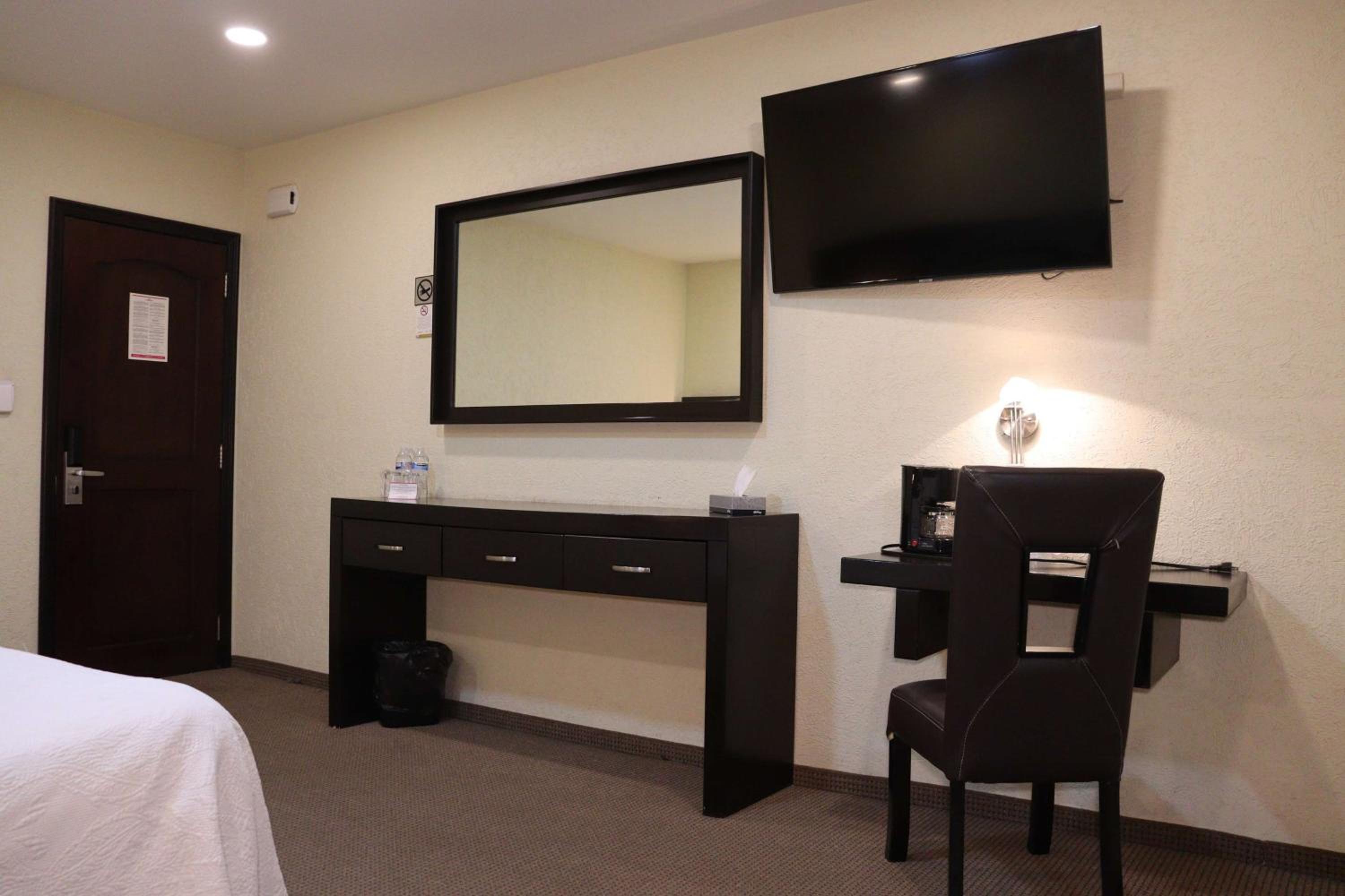 King Room - Non-Smoking - Photo 3