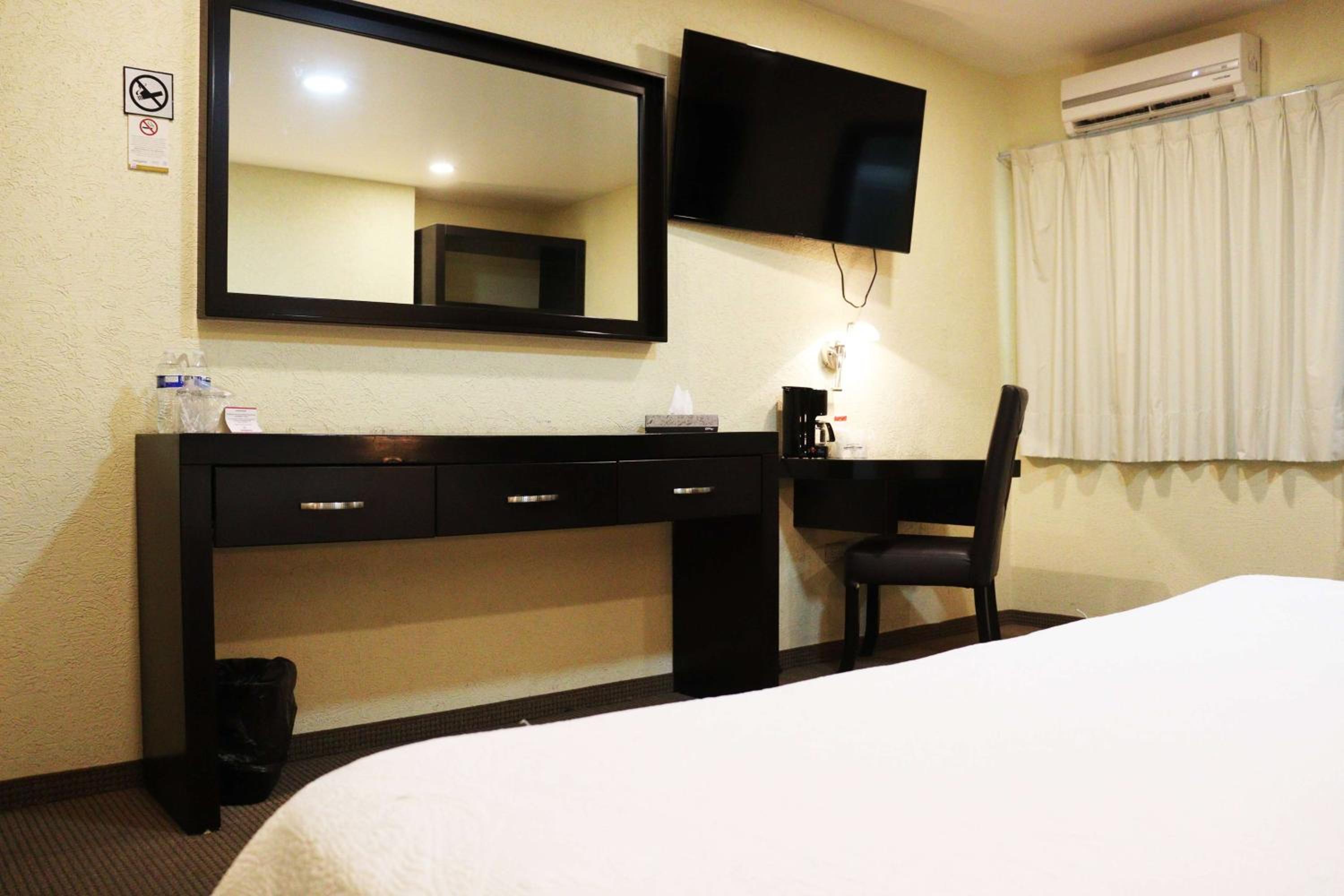 King Room - Non-Smoking - Photo 4