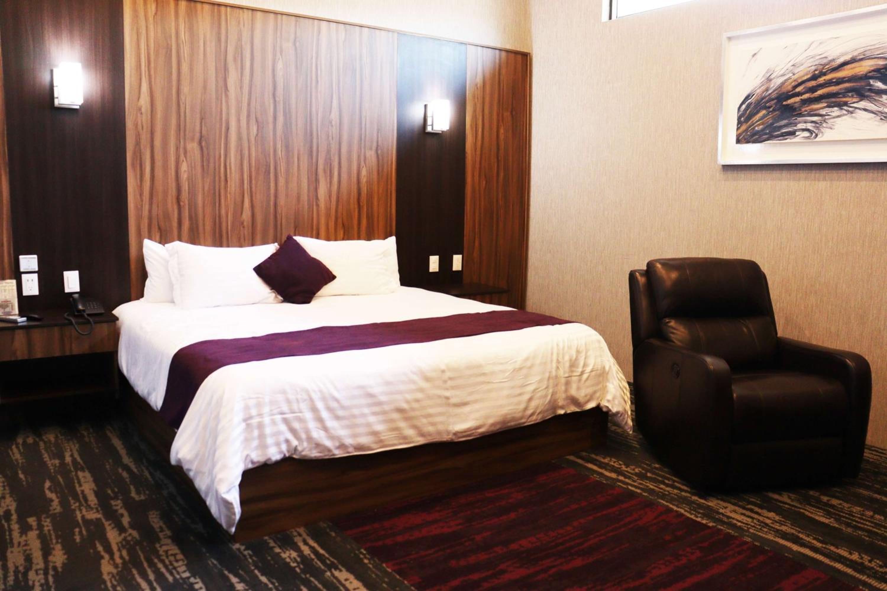 1 King Bed, Master Suite, Non-Smoking - Photo 2