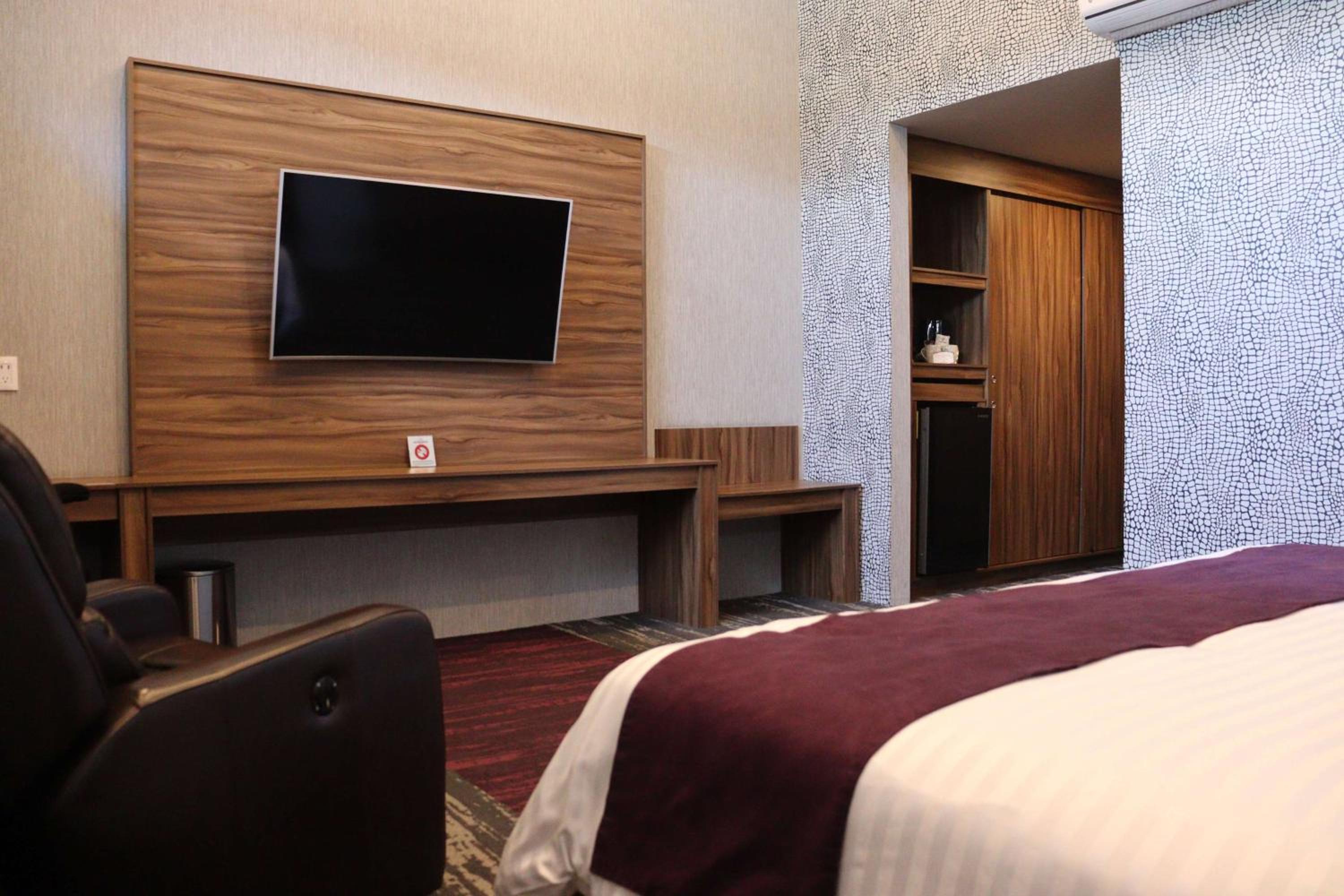 1 King Bed, Master Suite, Non-Smoking - Photo 3