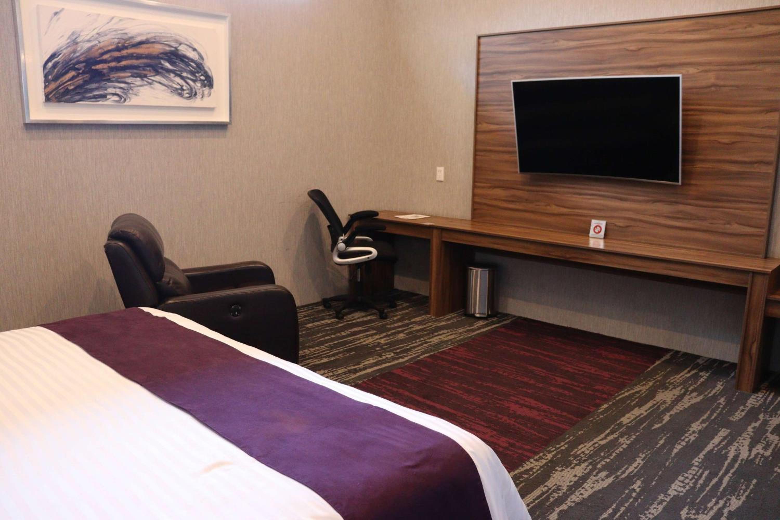 1 King Bed, Master Suite, Non-Smoking - Photo 4