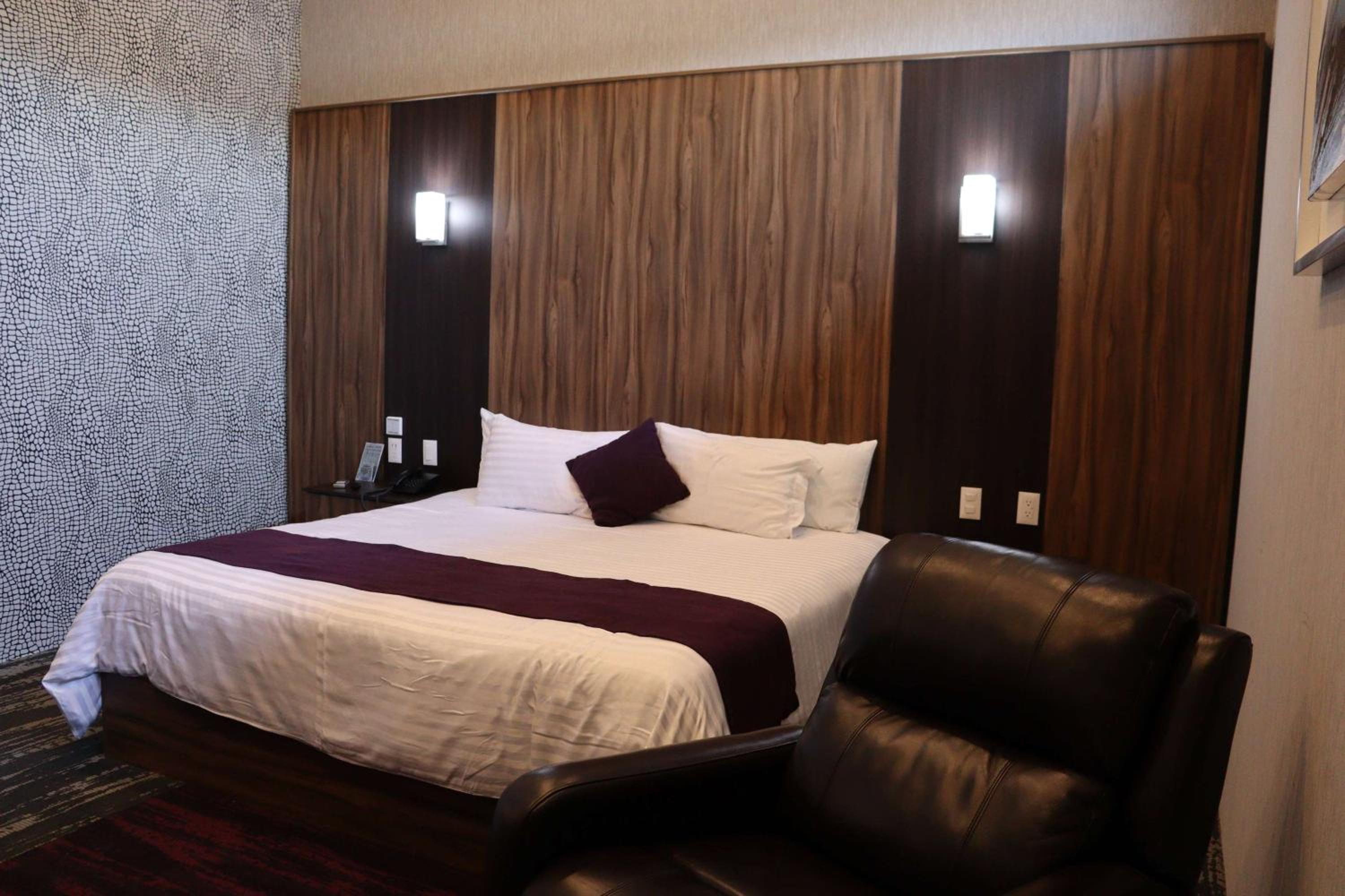 1 King Bed, Master Suite, Non-Smoking - Photo 6