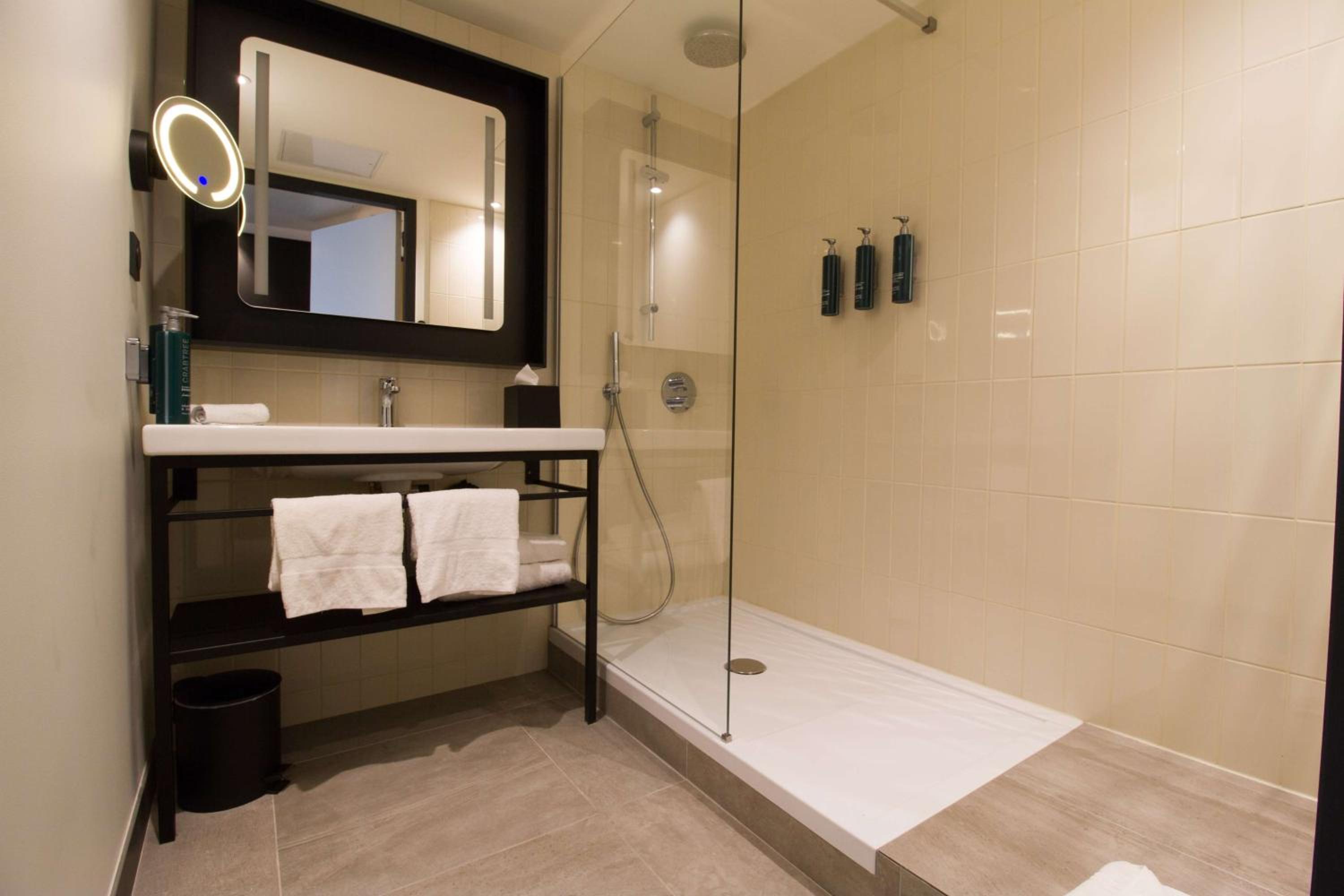 Twin Room - Photo 8