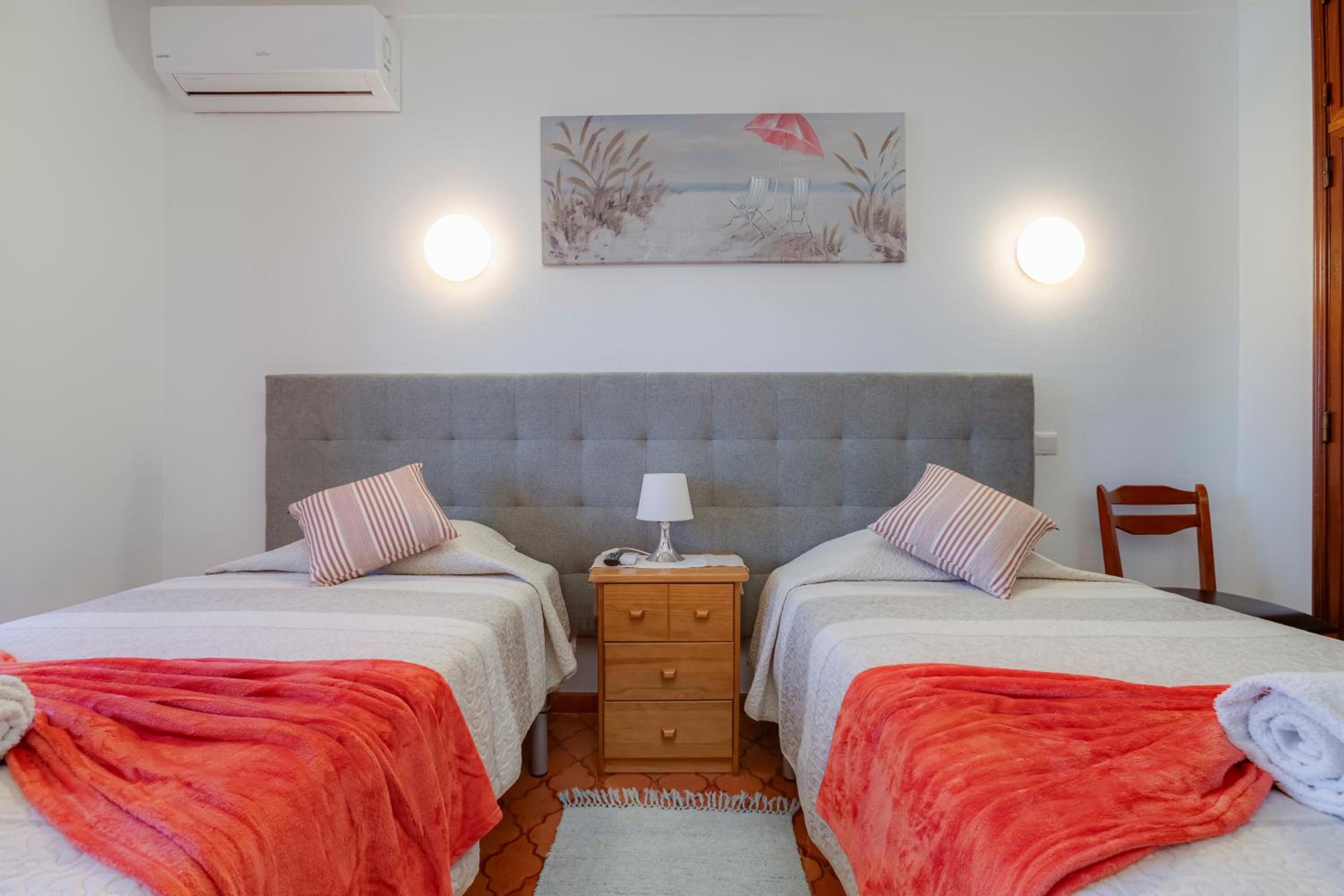 Twin Room with Private Bathroom photo 1