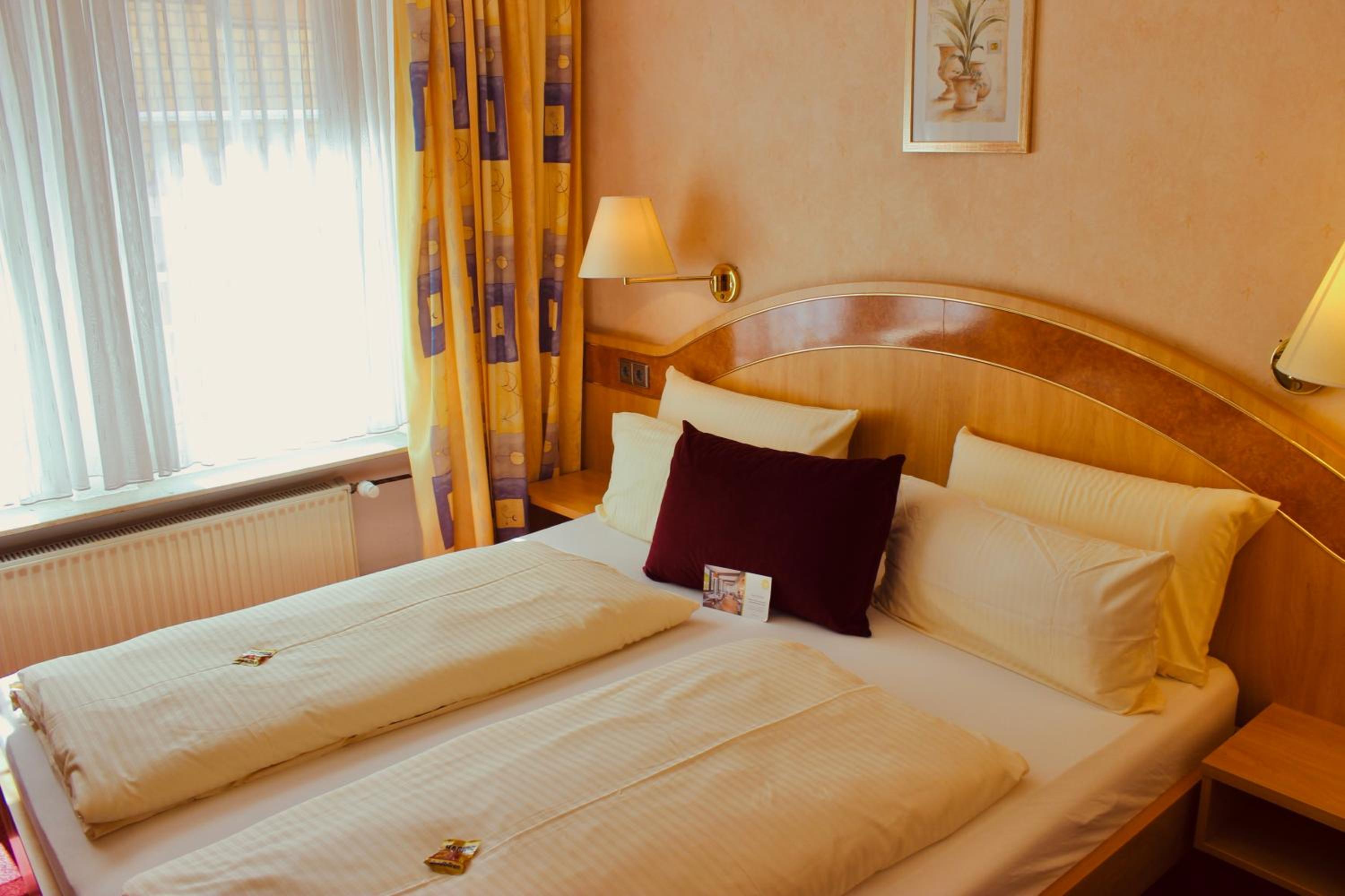 Double Room with City View - Photo 4