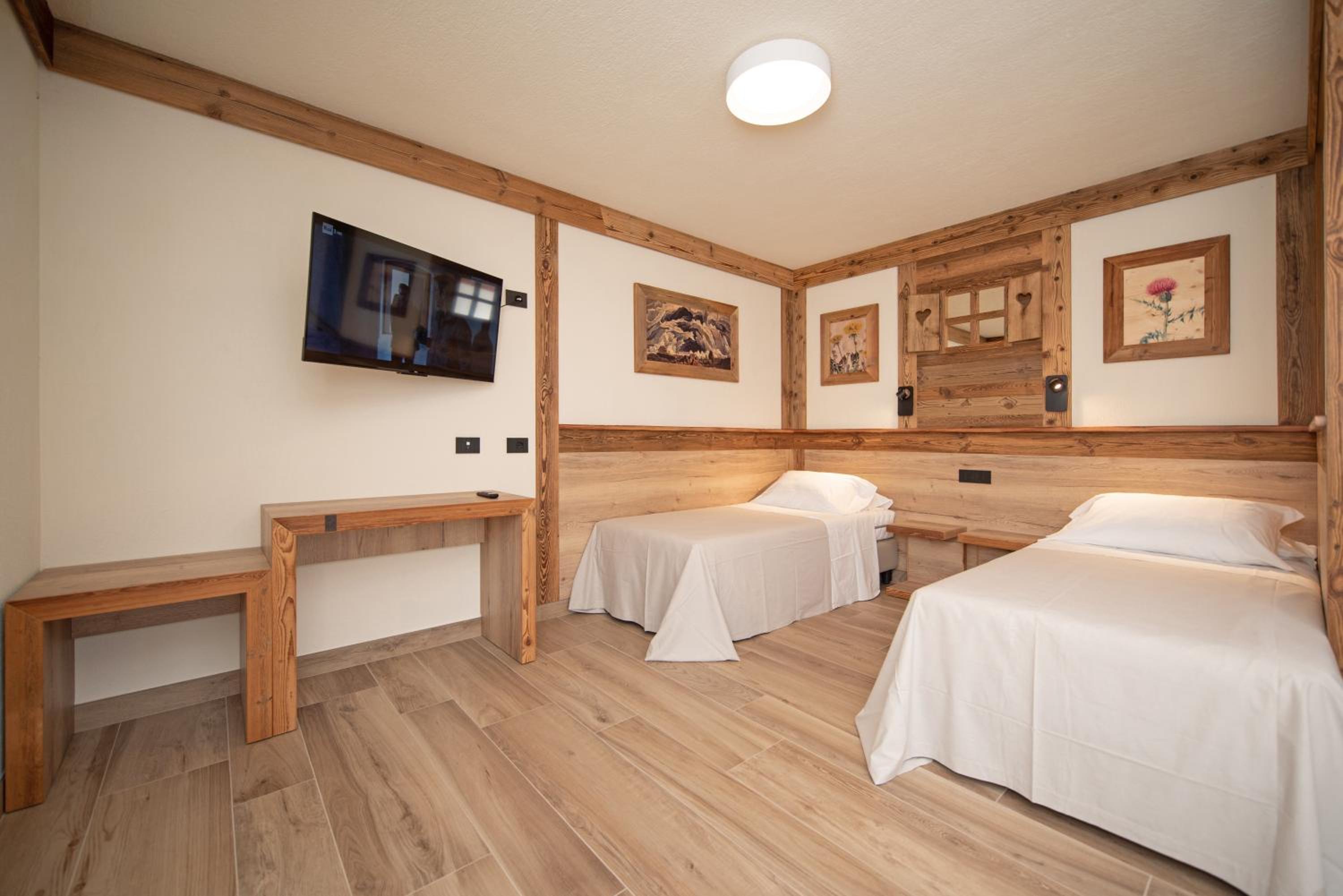 Two-Bedroom Deluxe Apartment with Balcony