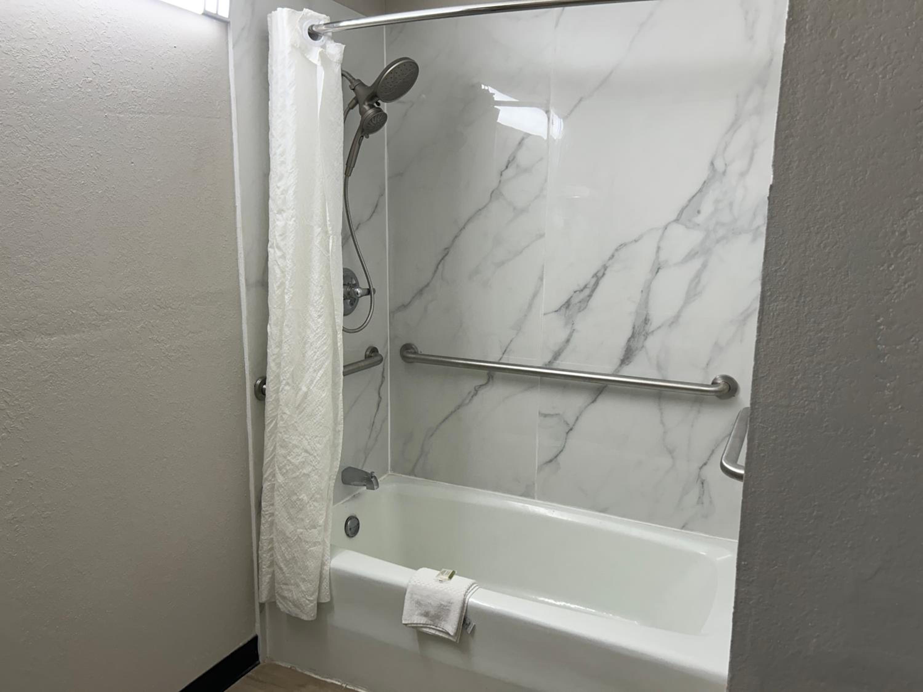 King Room with Mobility Access and Bathtub with Grab Bars, Non-Smoking - Photo 6