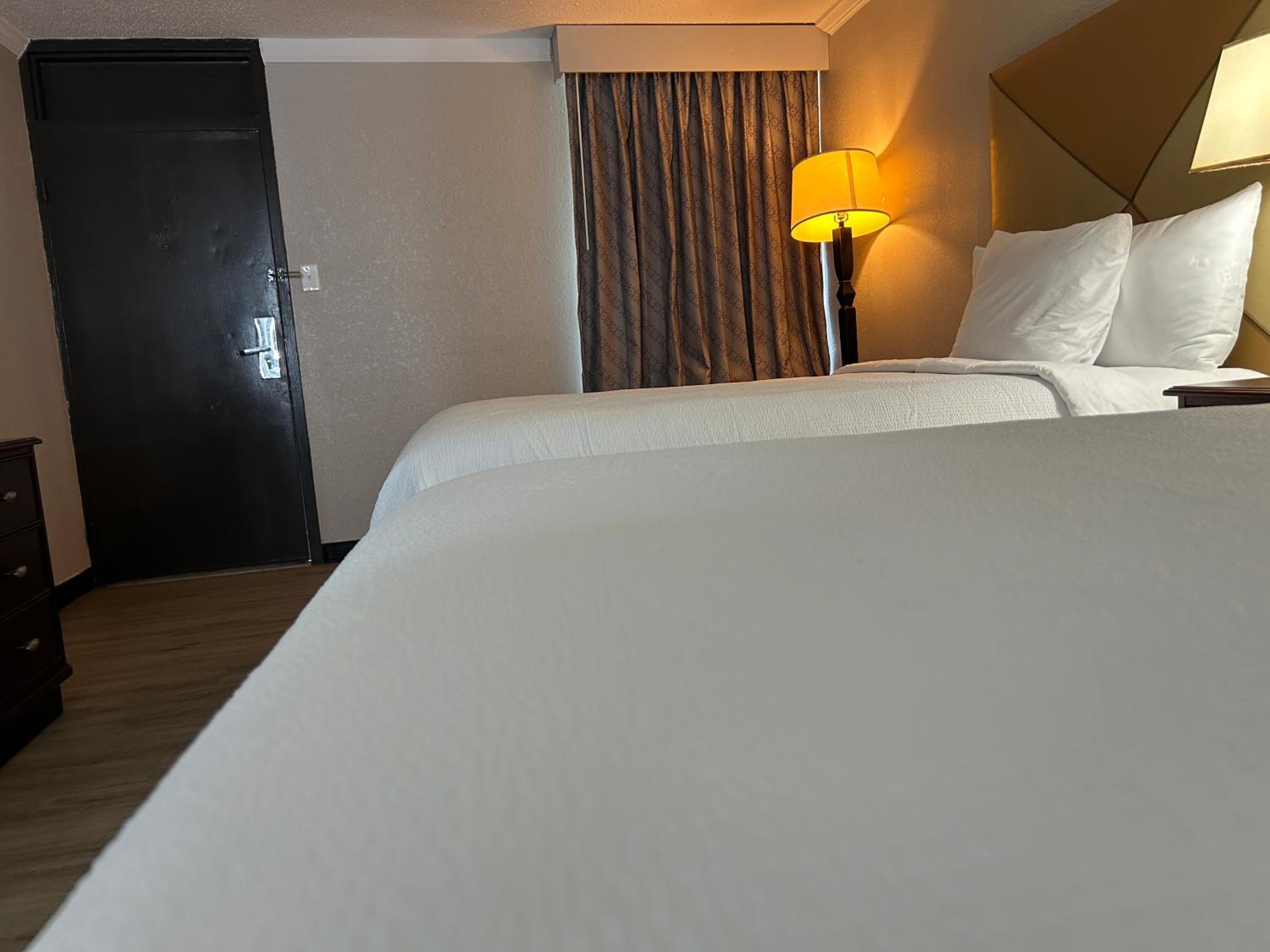 Queen Room with Two Queen Beds - Non-Smoking - Photo 4
