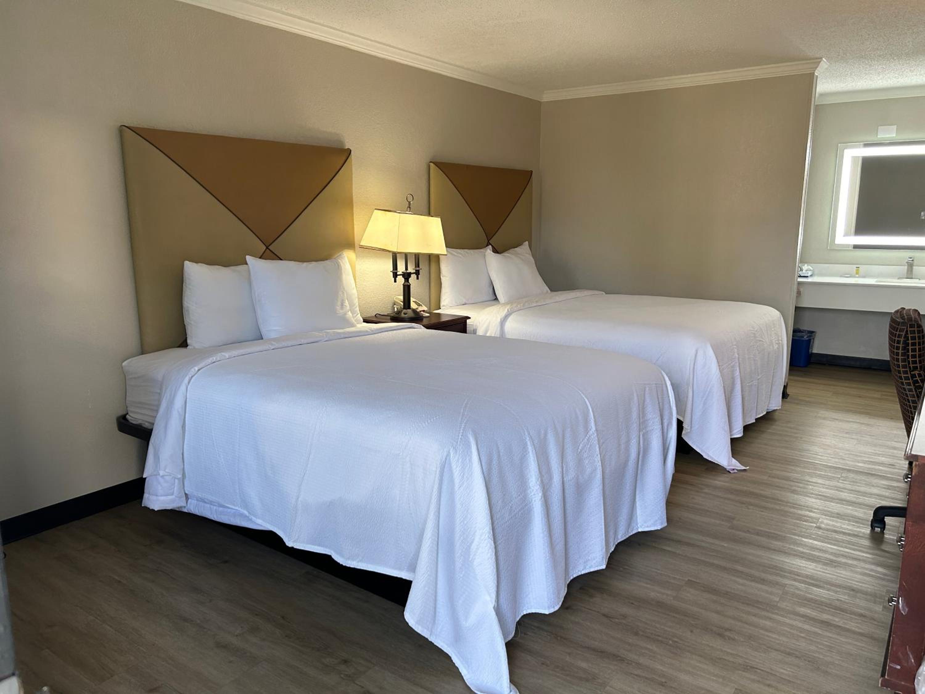 Queen Room with Two Queen Beds - Non-Smoking - Photo 8