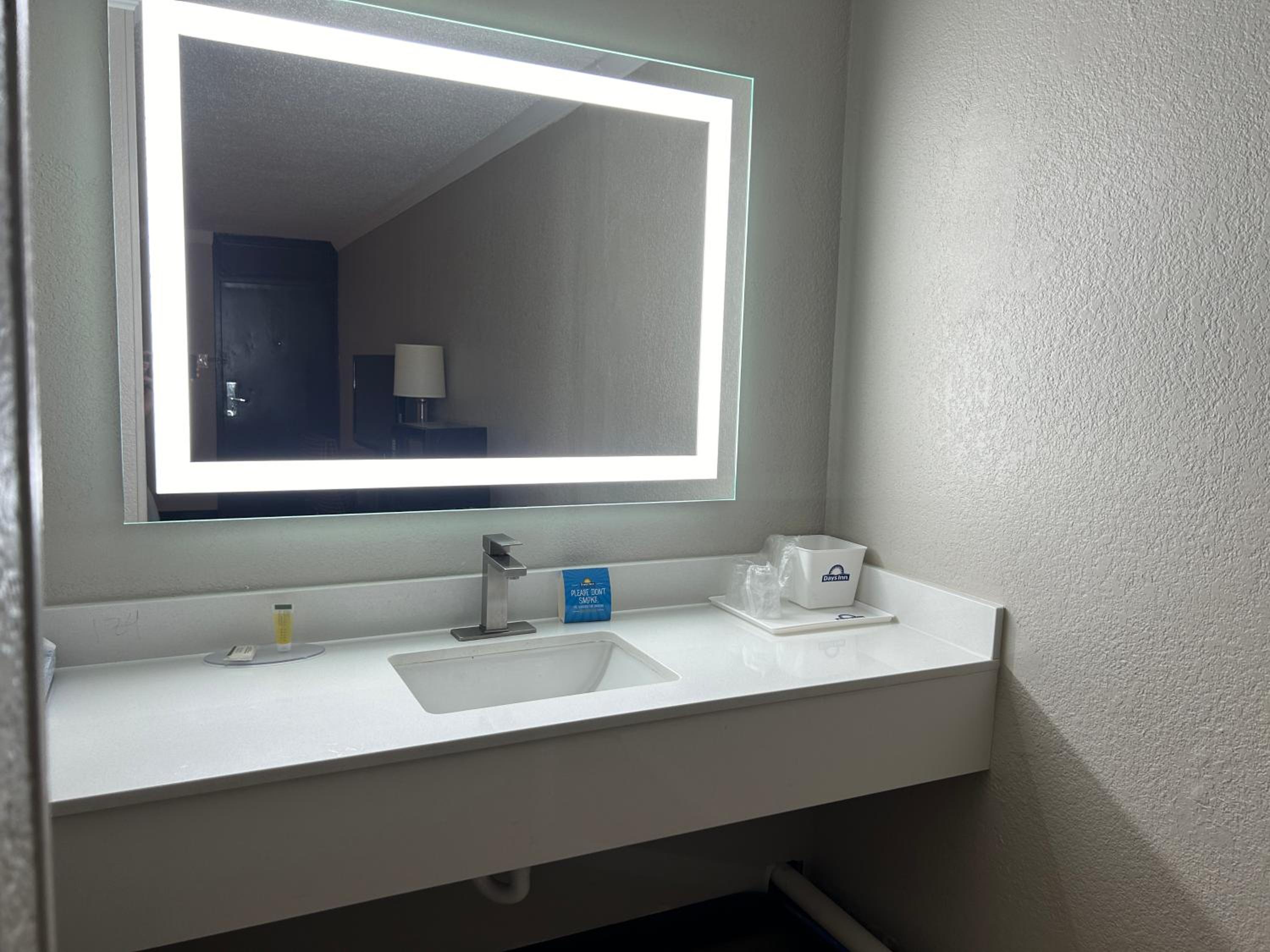 King Room with Mobility Access and Bathtub with Grab Bars, Non-Smoking - Photo 7