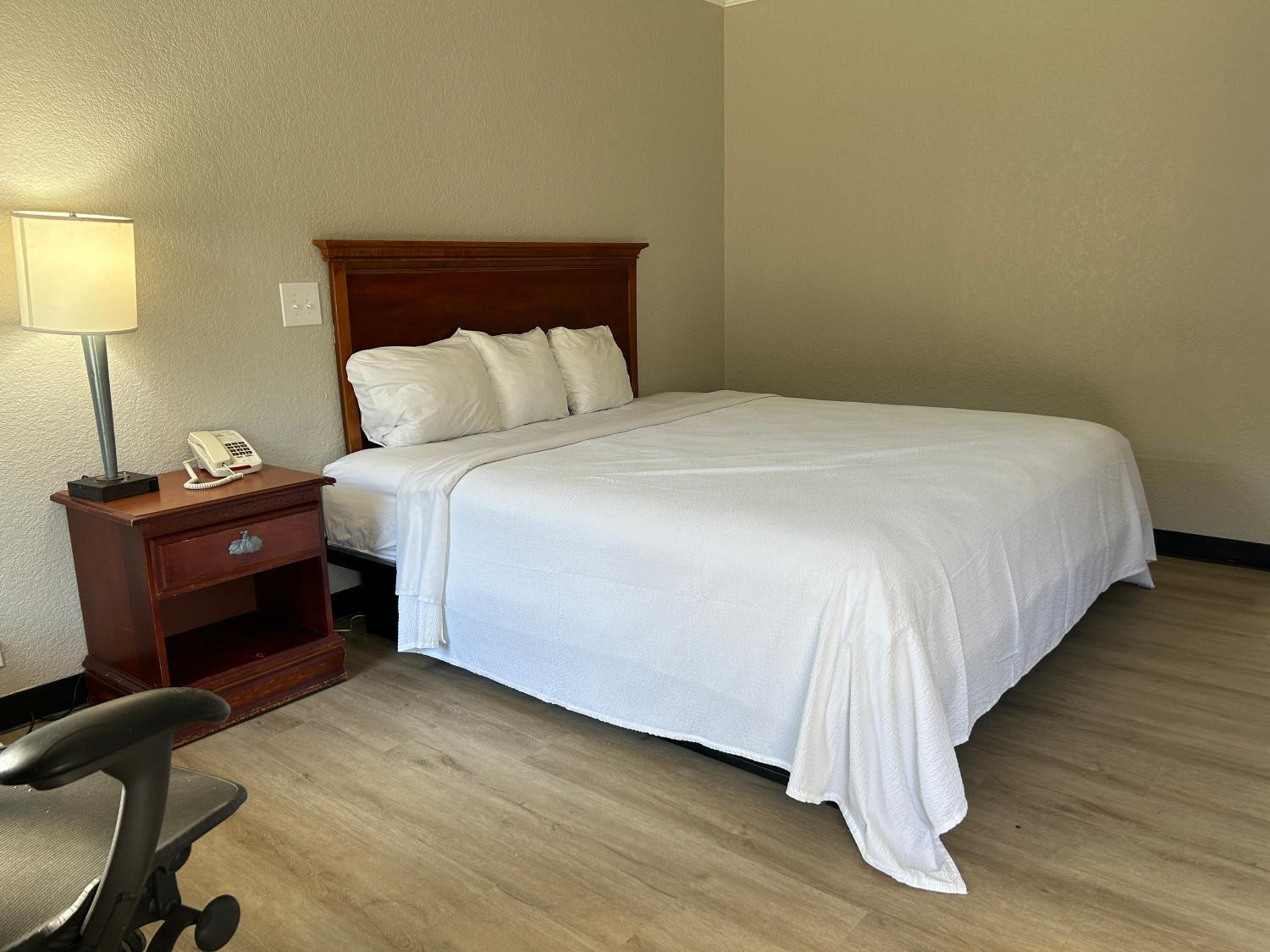 King Room with Mobility Access and Bathtub with Grab Bars, Non-Smoking - Photo 3
