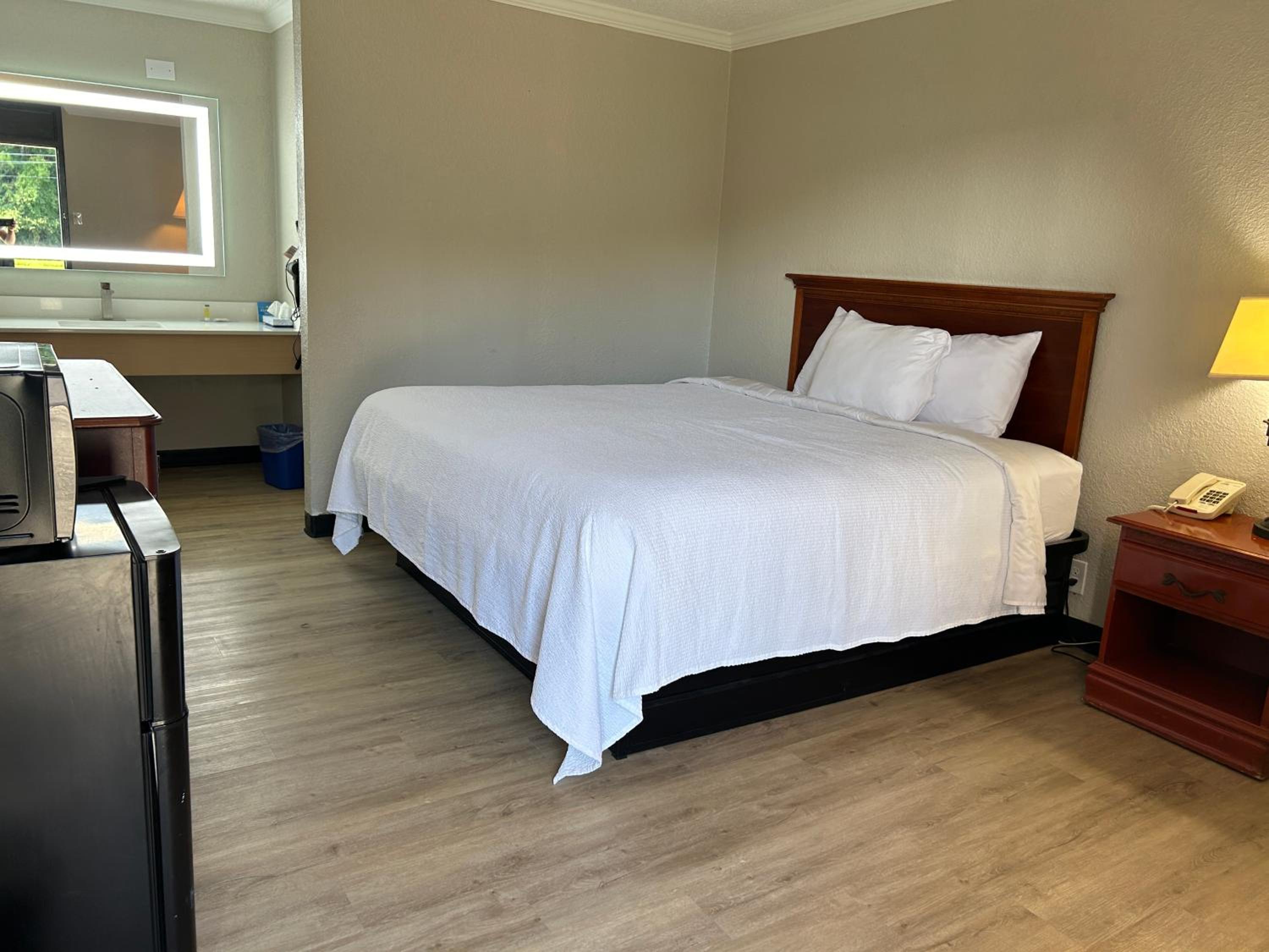King Room - Non-Smoking - Photo 3