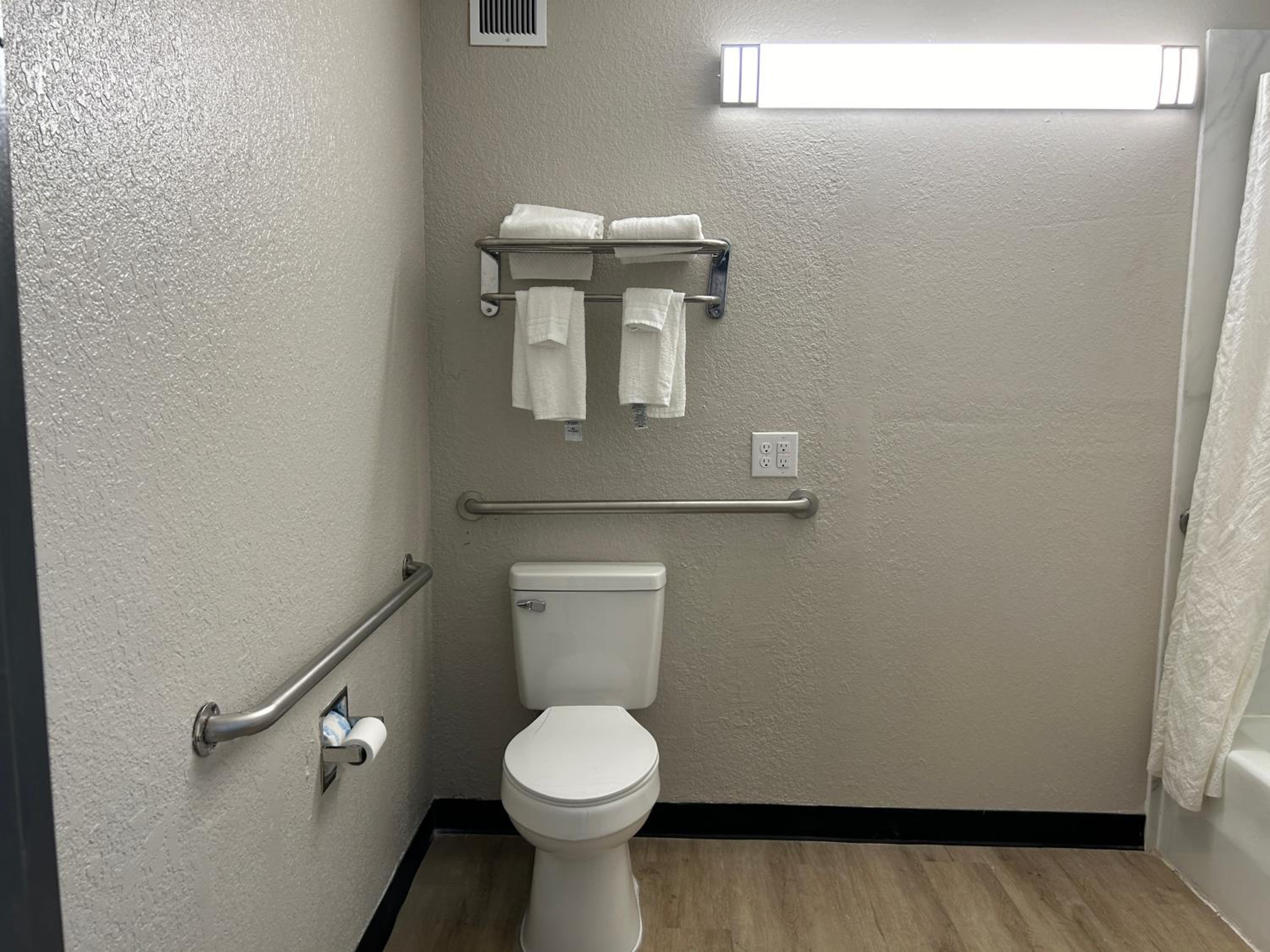King Room with Mobility Access and Bathtub with Grab Bars, Non-Smoking - Photo 5