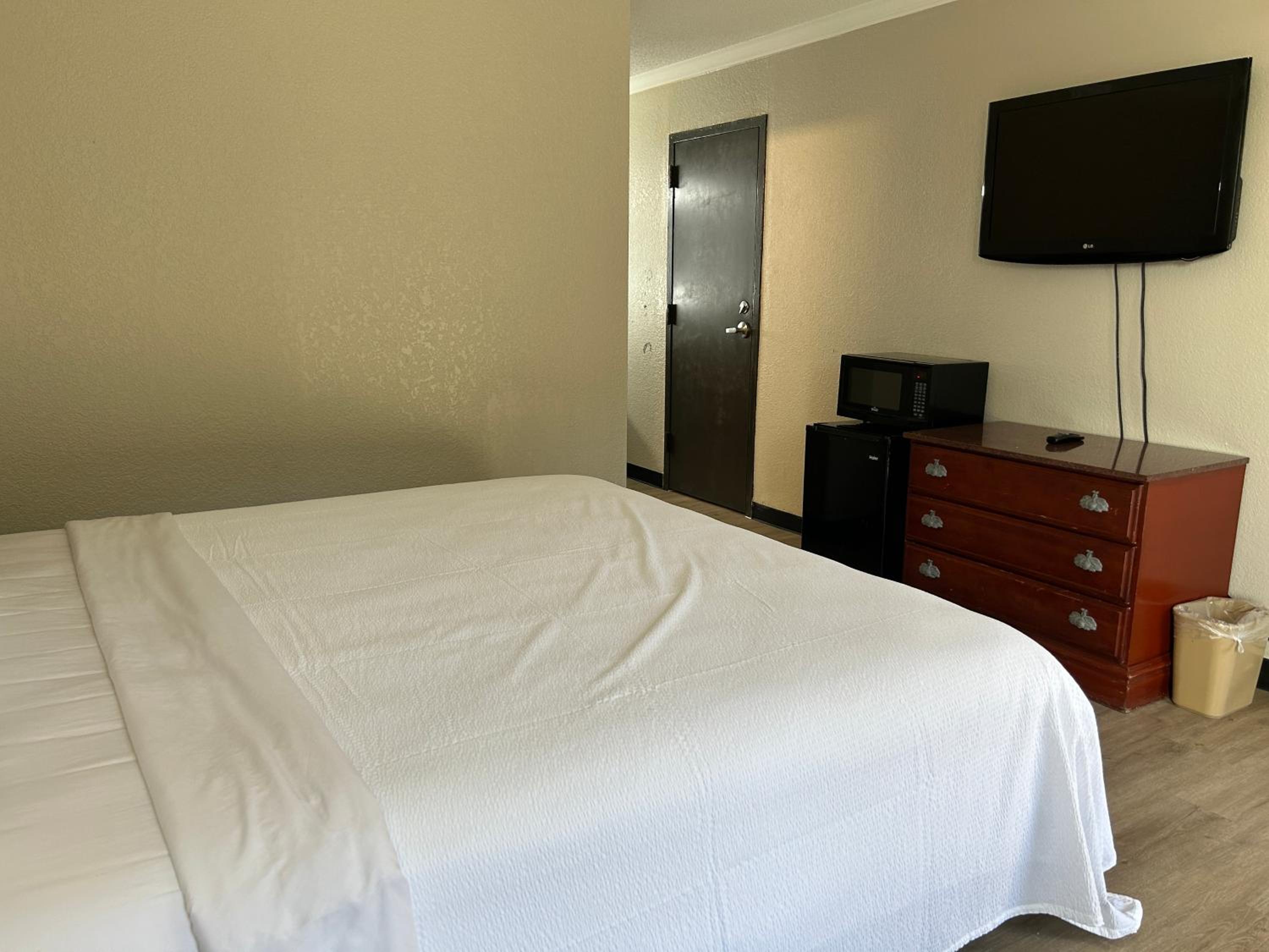 King Room with Mobility Access and Bathtub with Grab Bars, Non-Smoking - Photo 4