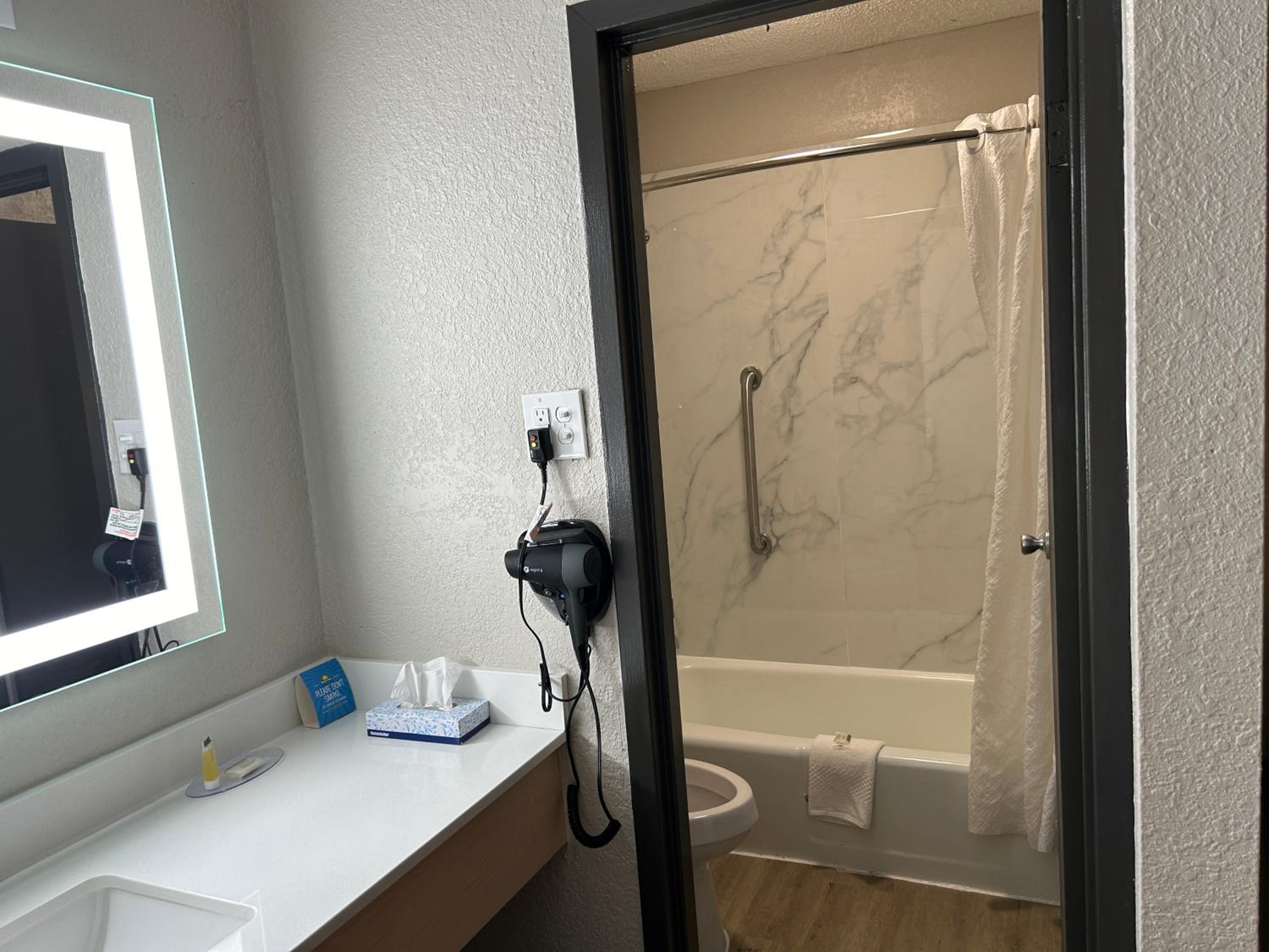 King Room - Non-Smoking - Photo 4