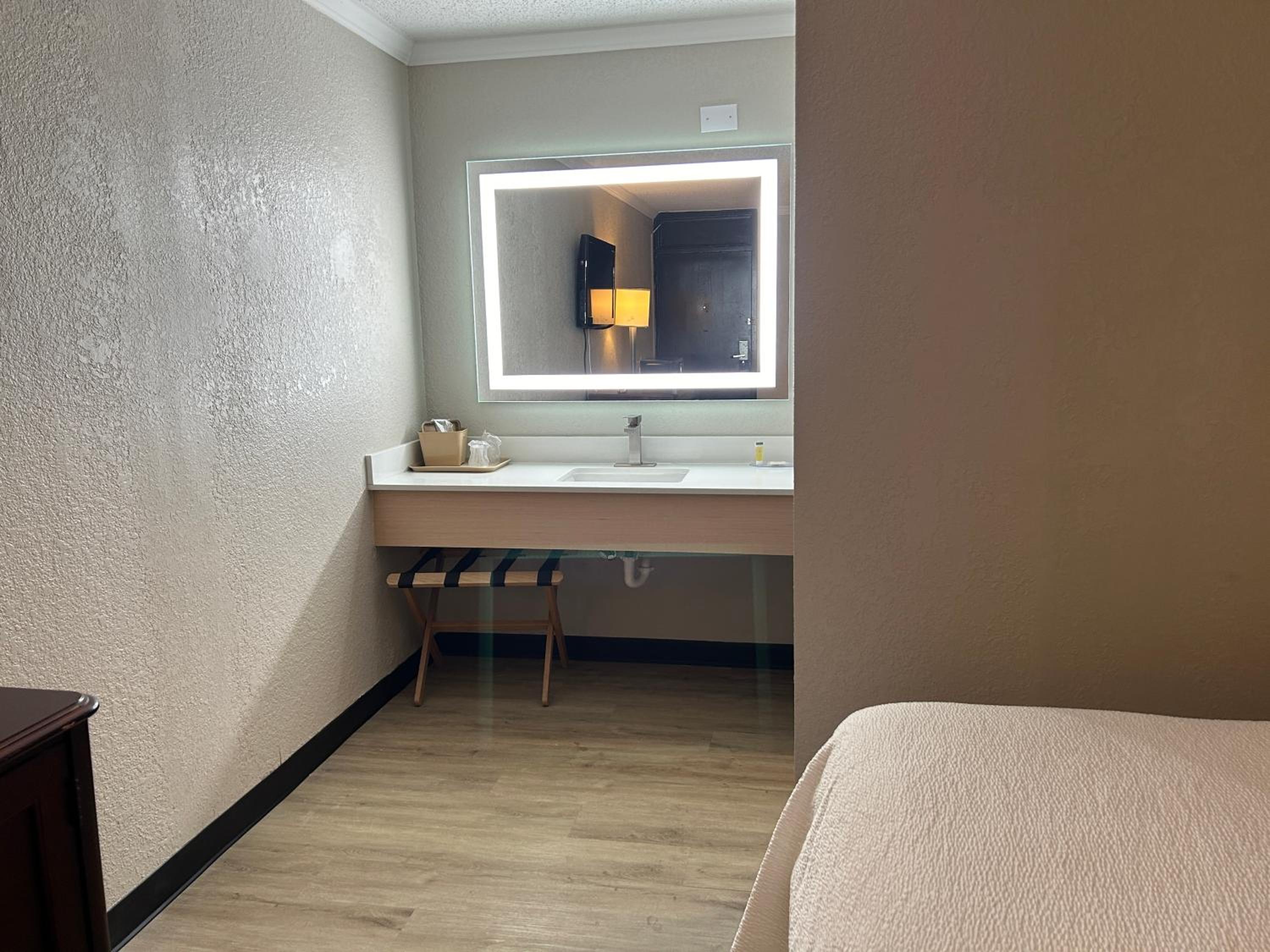 King Room - Non-Smoking - Photo 5