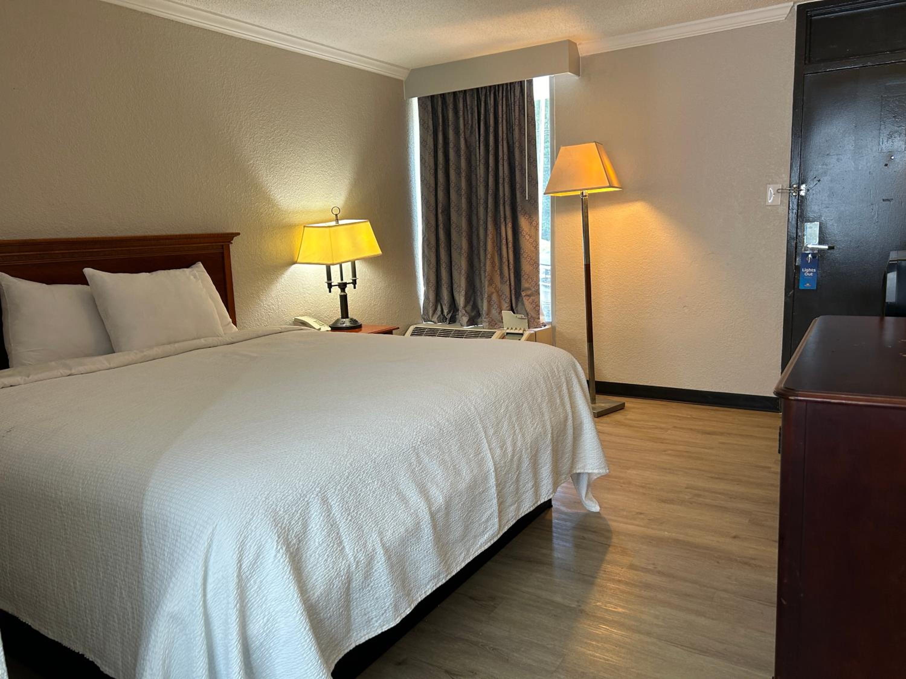 King Room - Non-Smoking - Photo 6