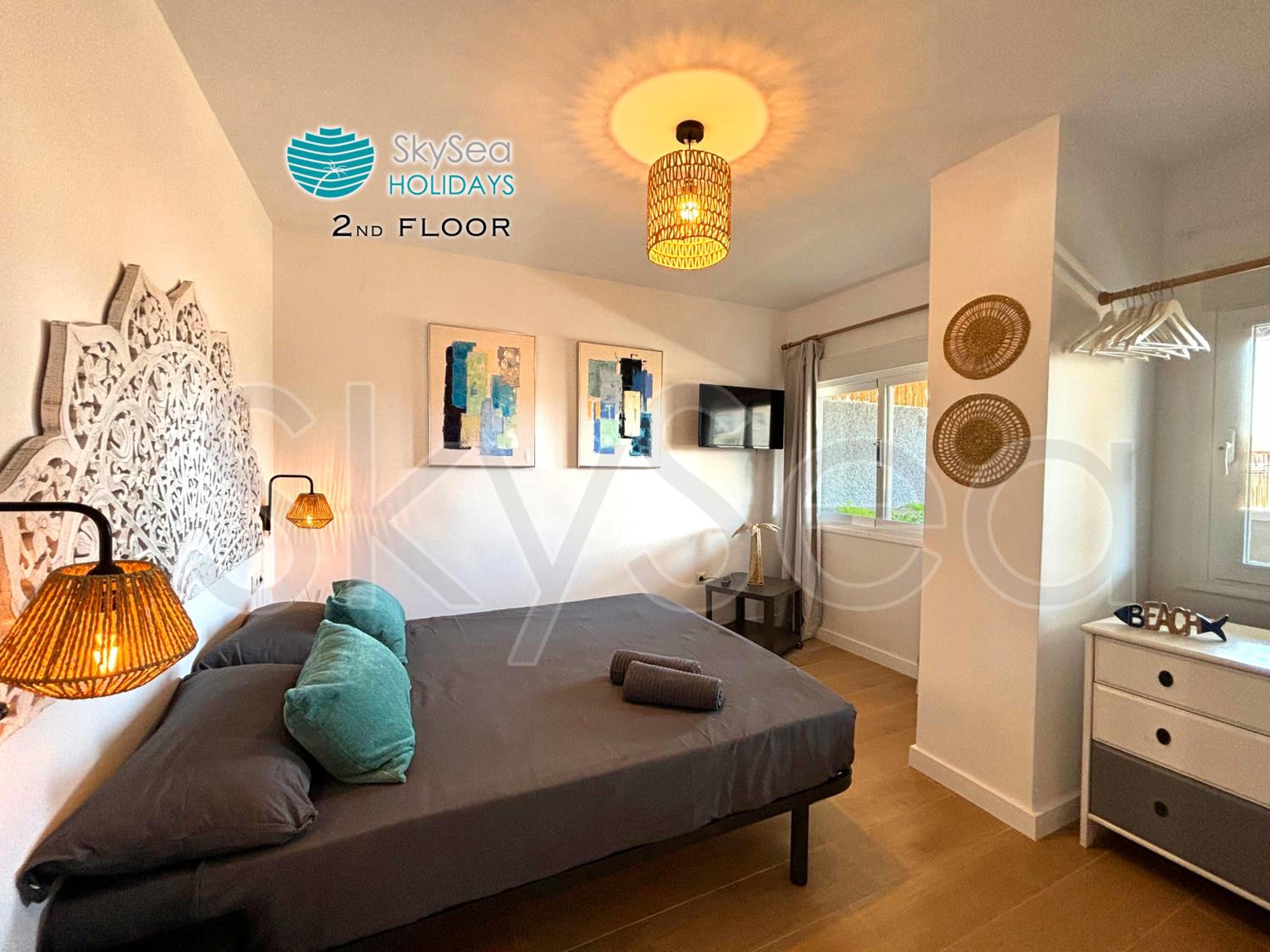 Apartamento de dos habitaciones con terraza y piscina, 2do piso C