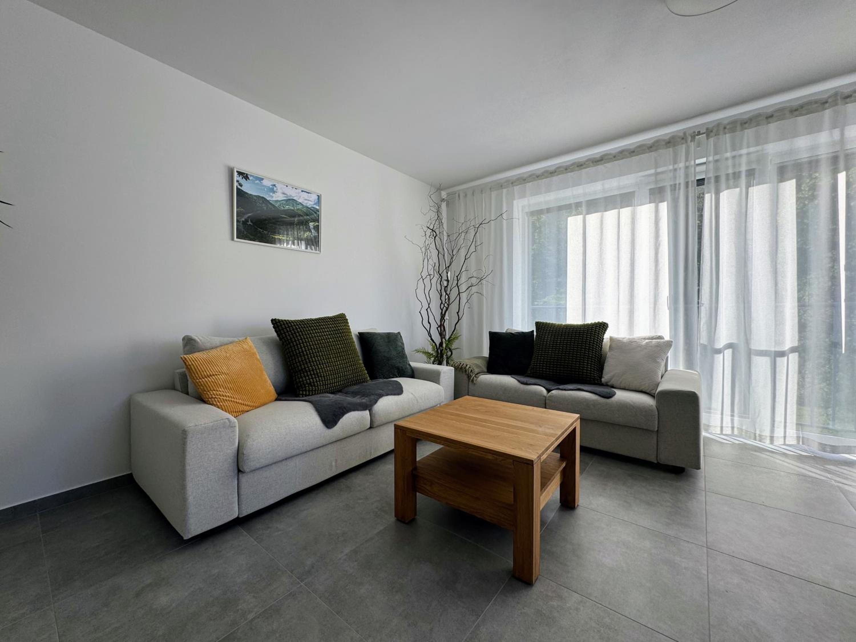 One-Bedroom Apartment photo 1