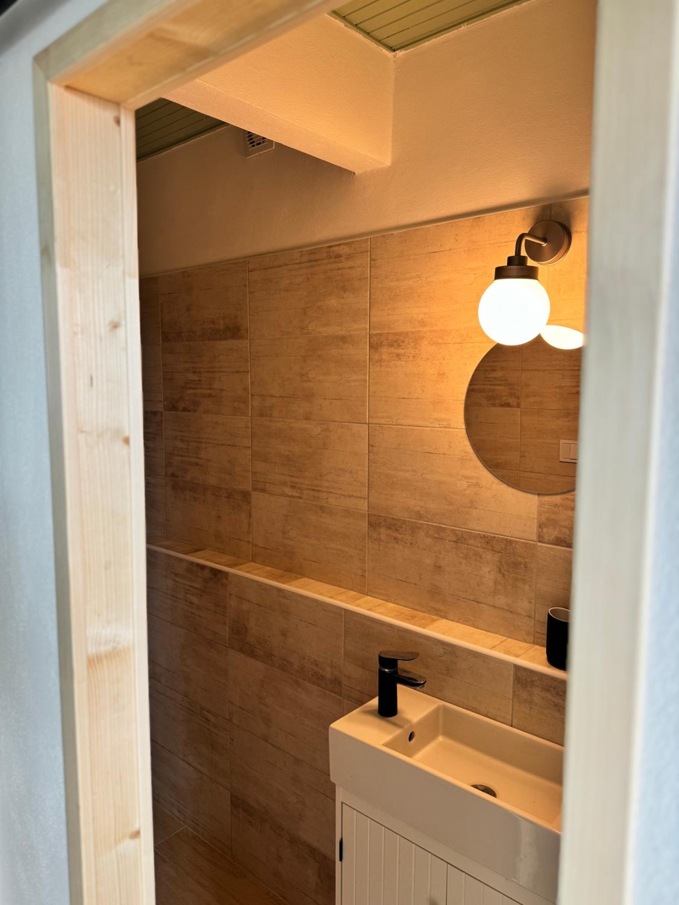 Family Room with Private Bathroom photo 3