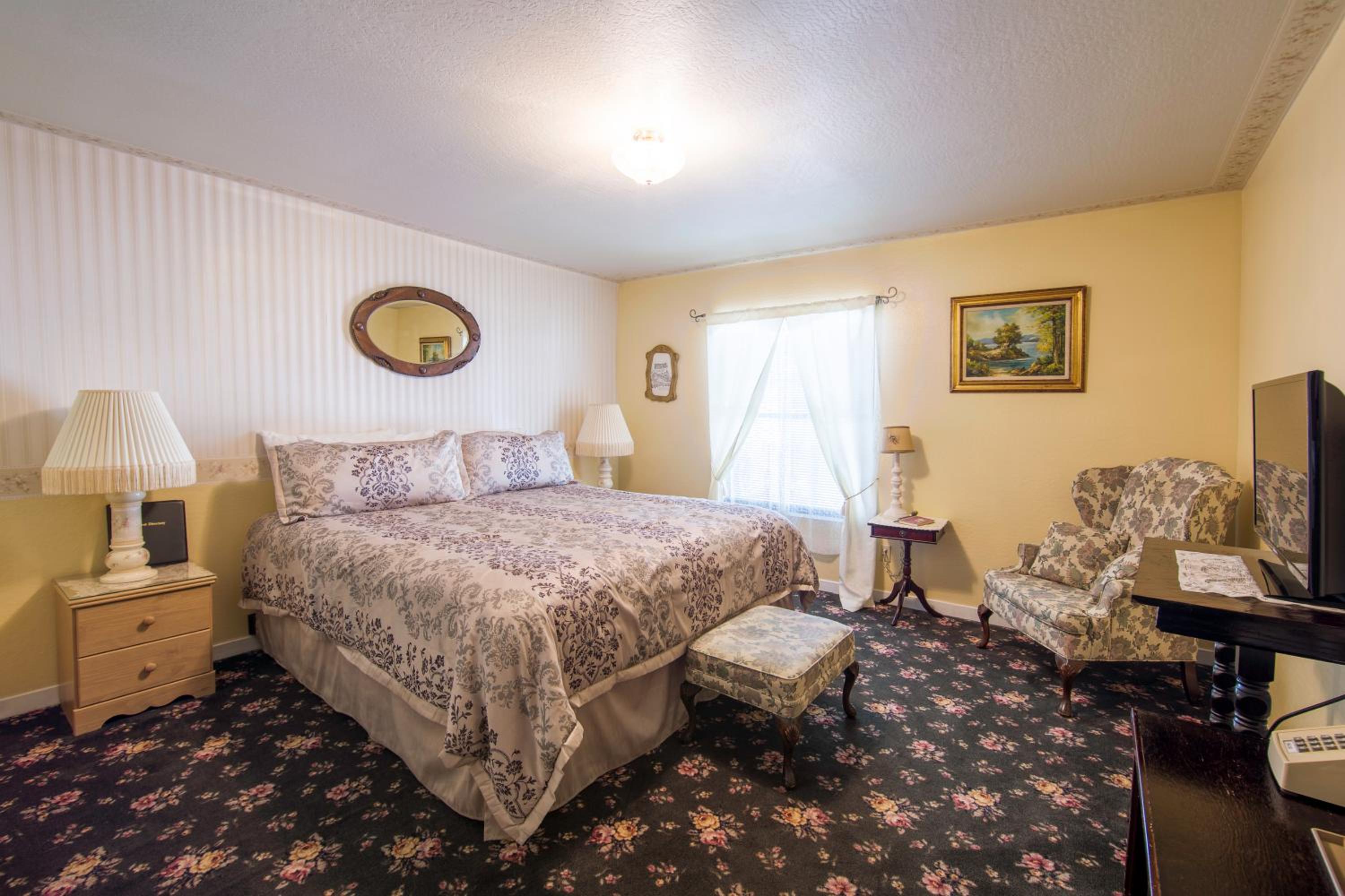 Deluxe King Room - Photo 1