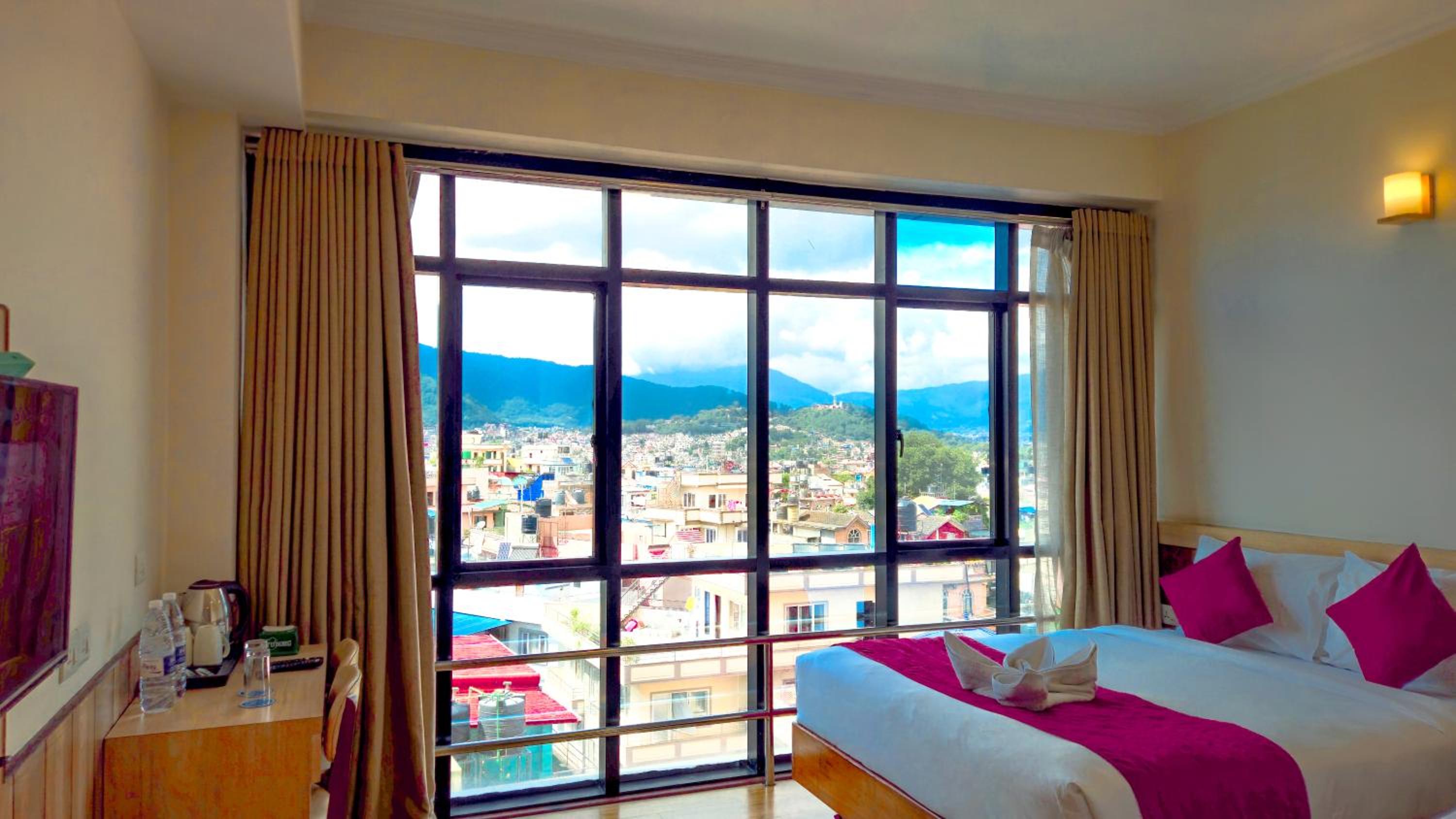 Deluxe Single Room With Mountain And City View