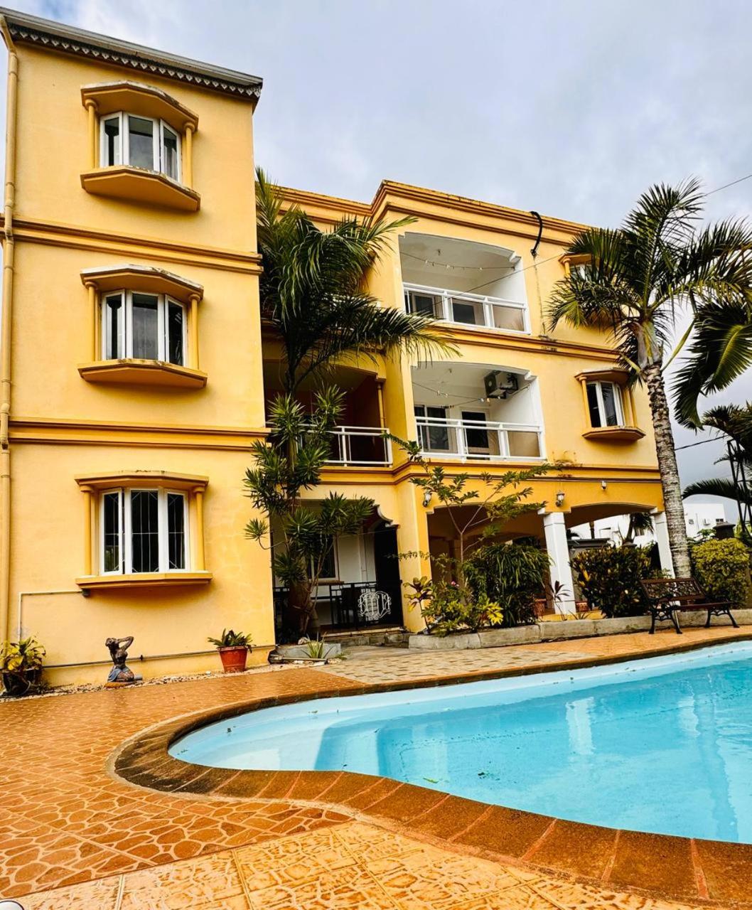 Two-Bedroom Apartment with Pool View photo 2