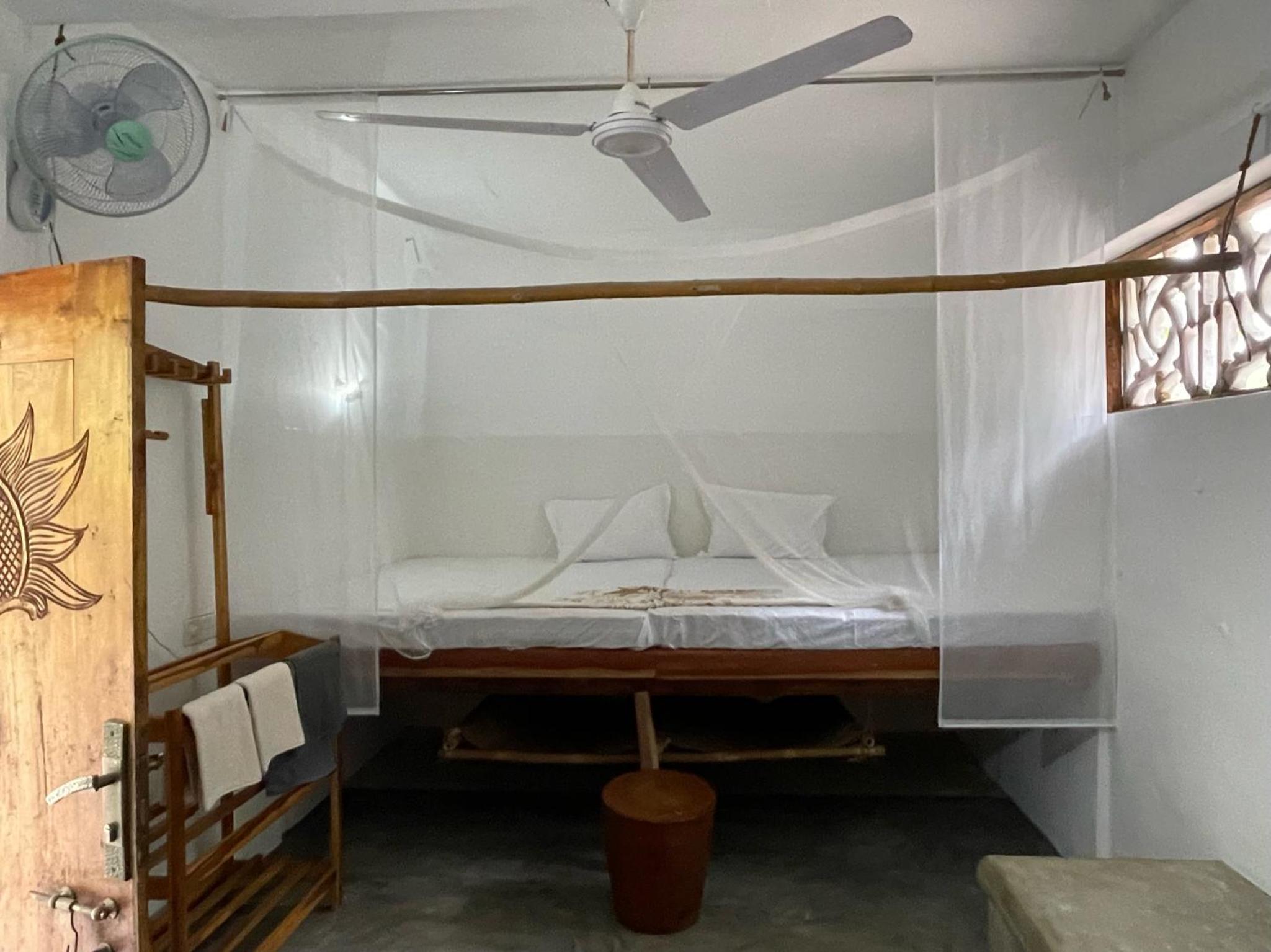 带花园景观的小屋