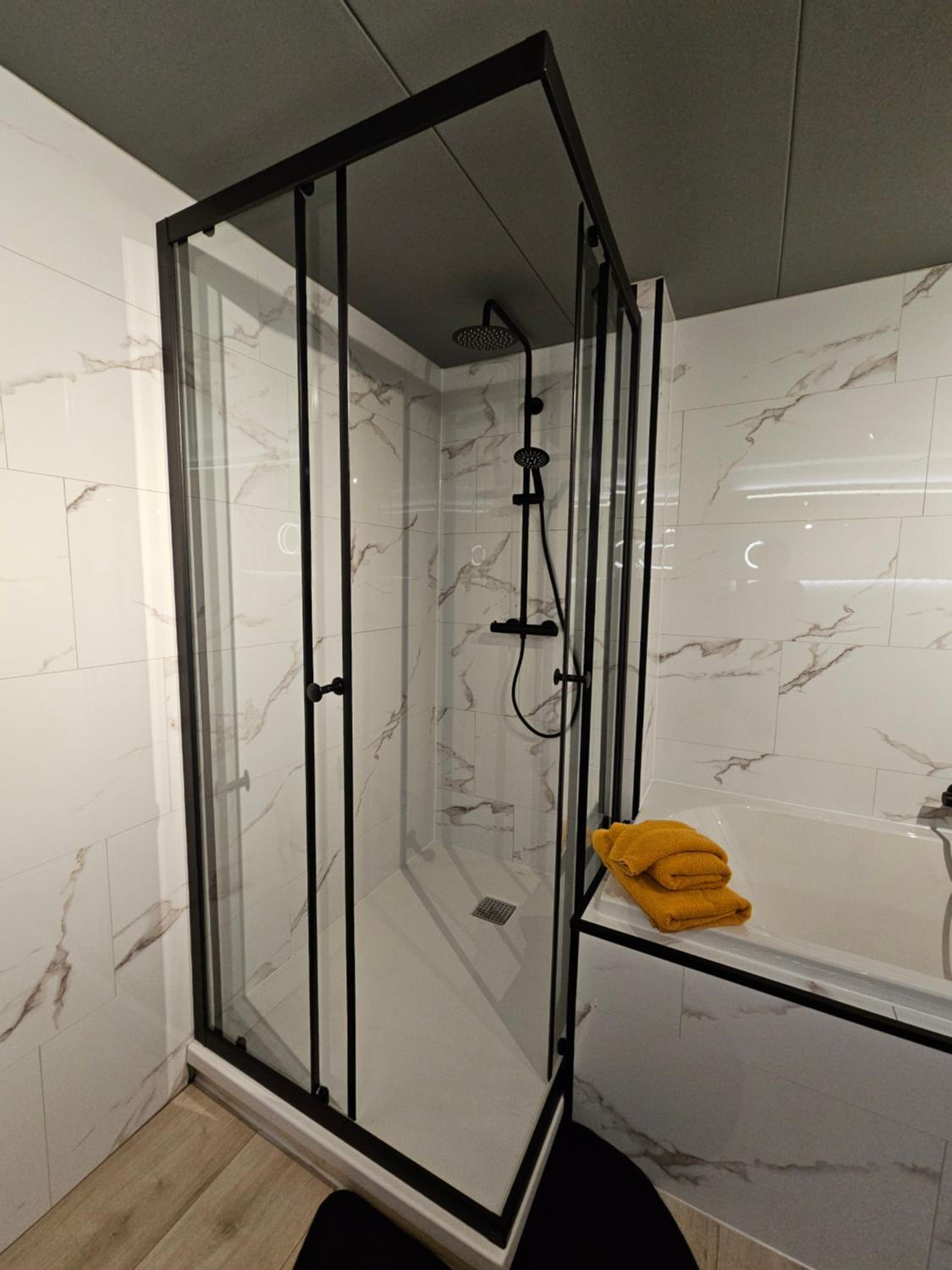 Deluxe Double Room with Bath photo 3
