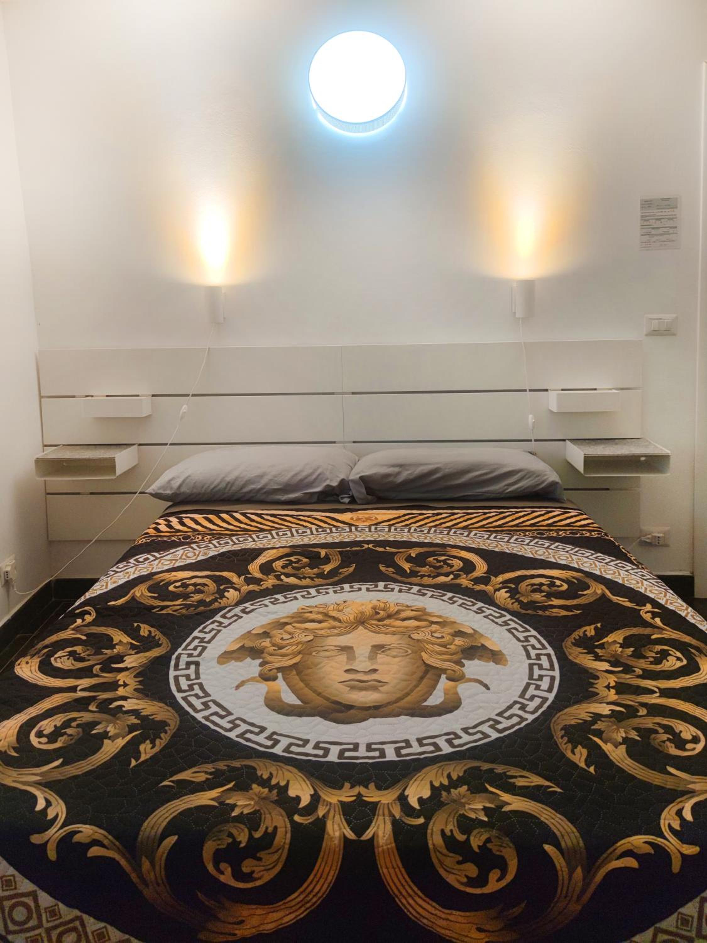 Deluxe Room with Private External Bathroom (2 Adults + 1 Child) photo 1
