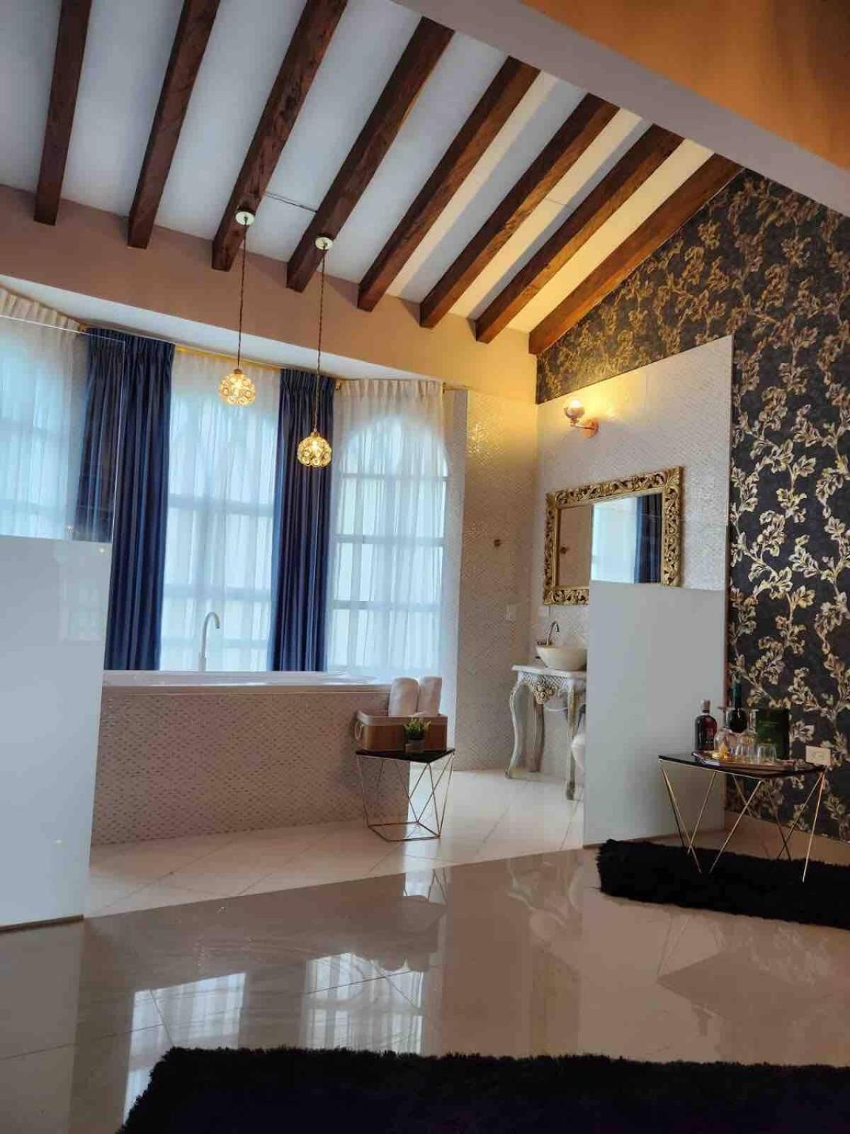 Queen Suite with Spa Bath photo 3