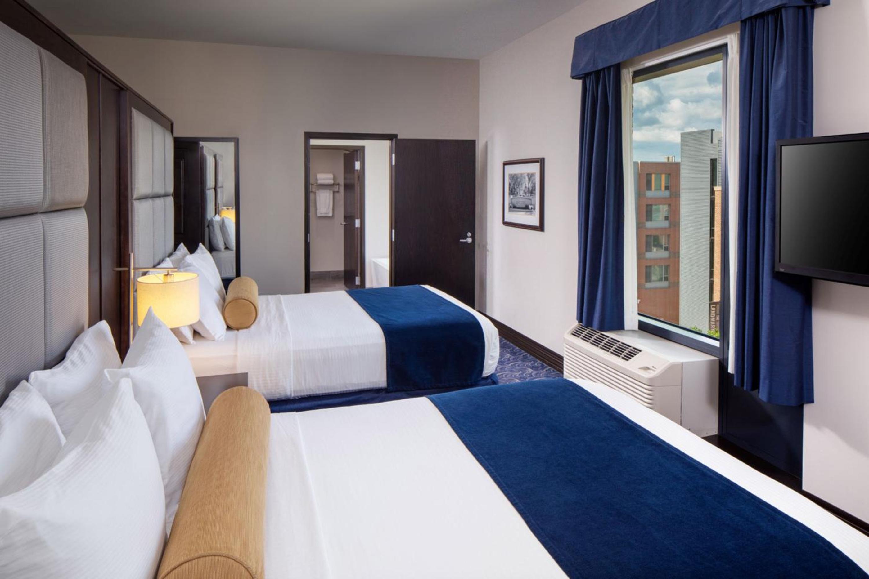 Queen Room with Two Queen Beds photo 1