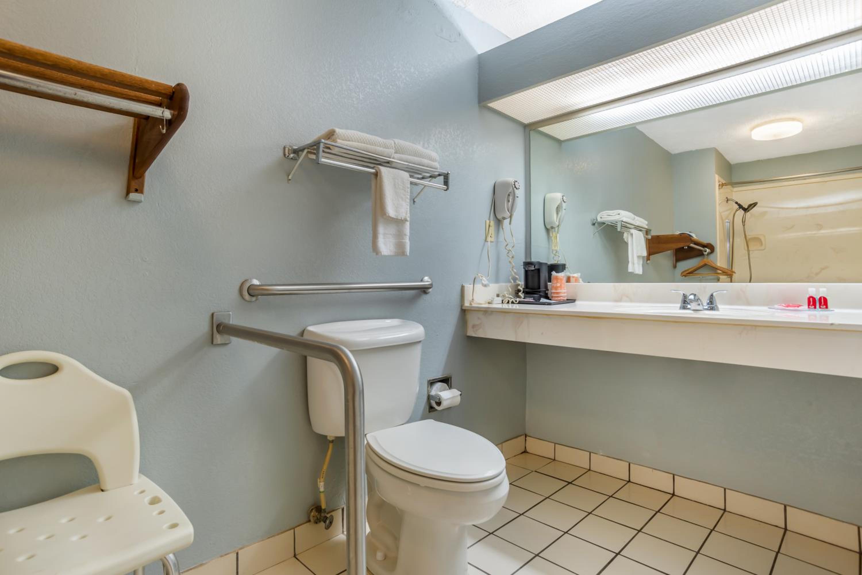King Room - Accessible/Smoking - Photo 1